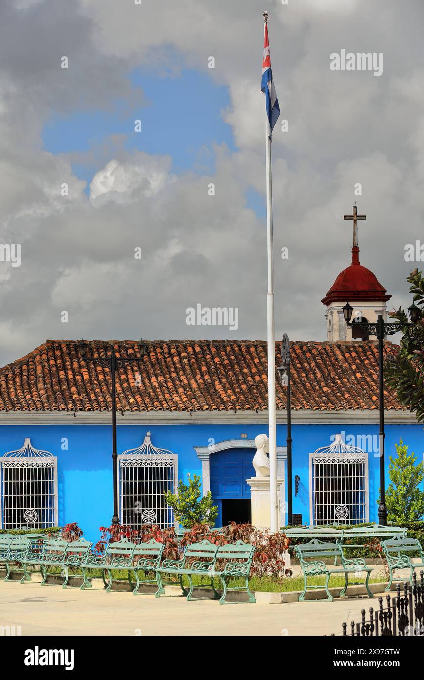 324 das Provinzmuseum, das in einem Kolonialgebäude aus der Mitte des 18. Jahrhunderts auf der Westseite des Parque Serafin Sanchez Park errichtet wurde. Sancti Spiritus-Kuba. Stockfoto