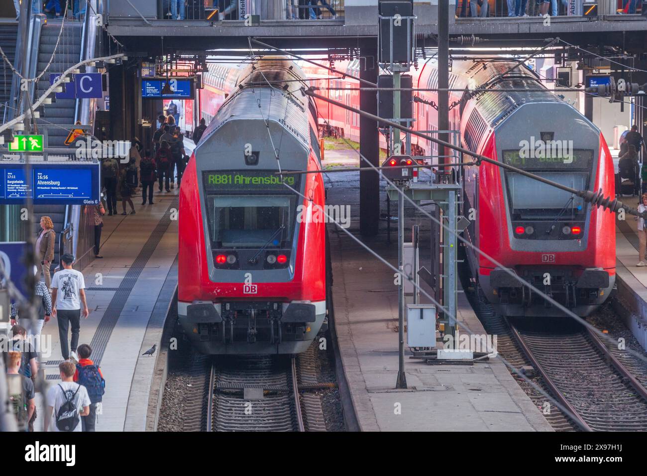 Bahnsteig mit Nahverkehrszügen am Hamburger Hauptbahnhof Stockfoto