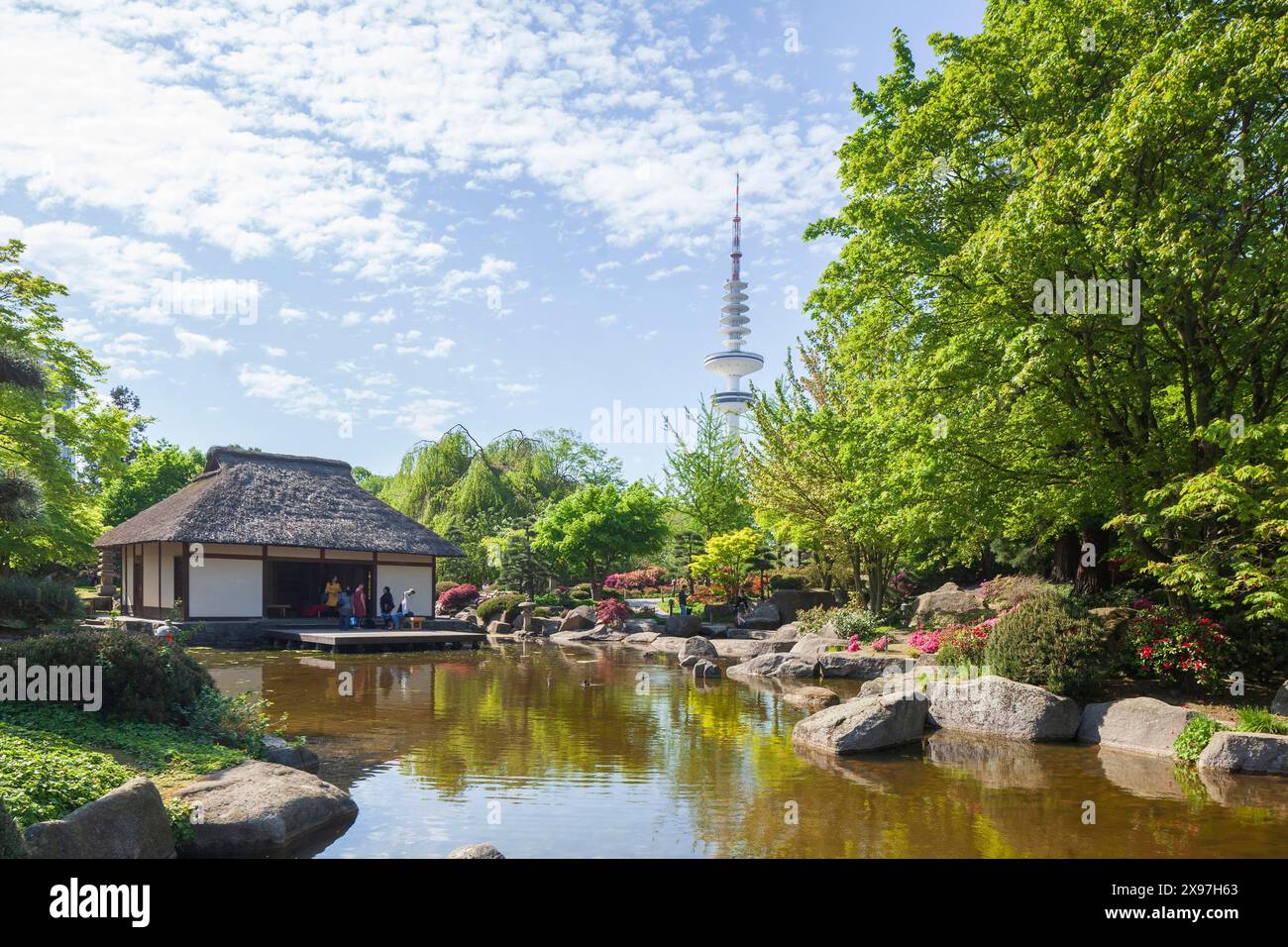 Deutschland, Hamburg, Pond und japanisches Teehaus im Planten un Blomen  Park Stockfotografie - Alamy