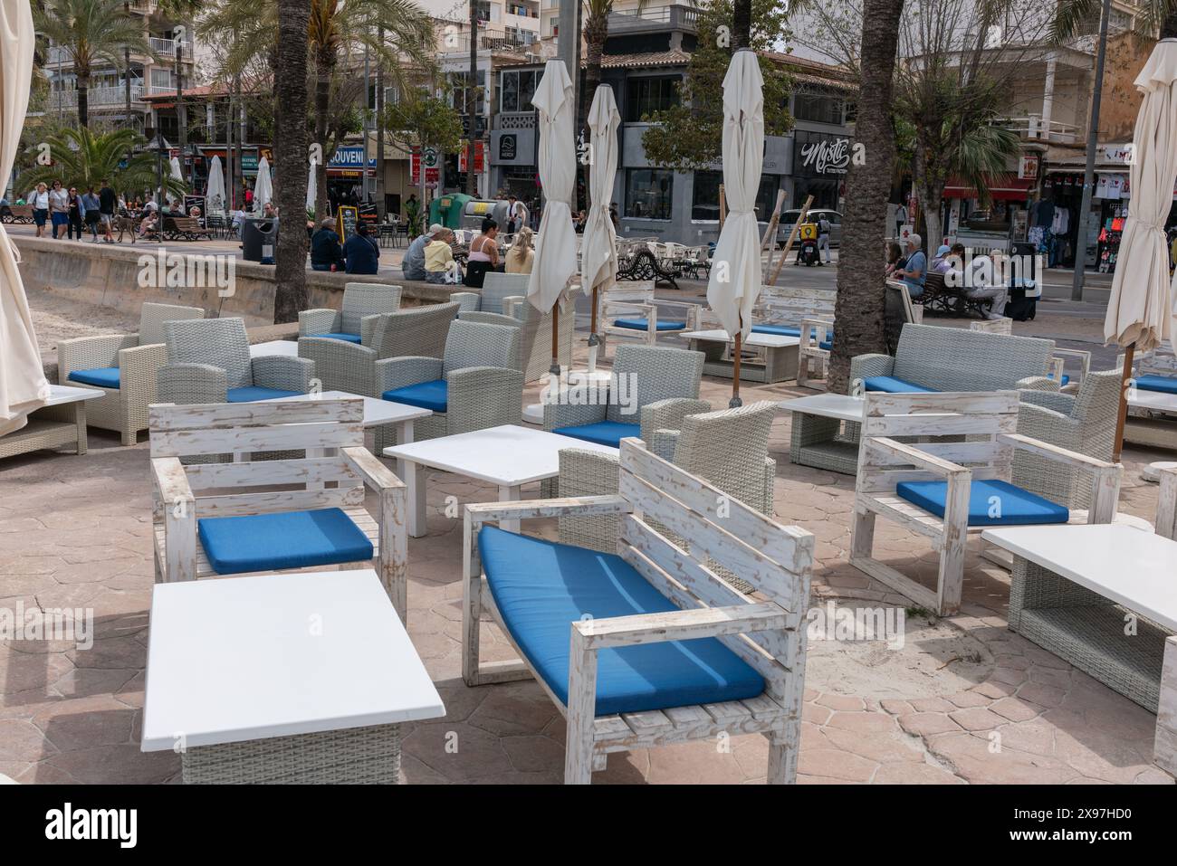 Palma, Spanien. April 2024. Eine Bar am Strand und die Straße von Palma nach El Arenal auf Mallorca am Morgen. Frank Rumpenhorst/dpa/Alamy Live News Stockfoto