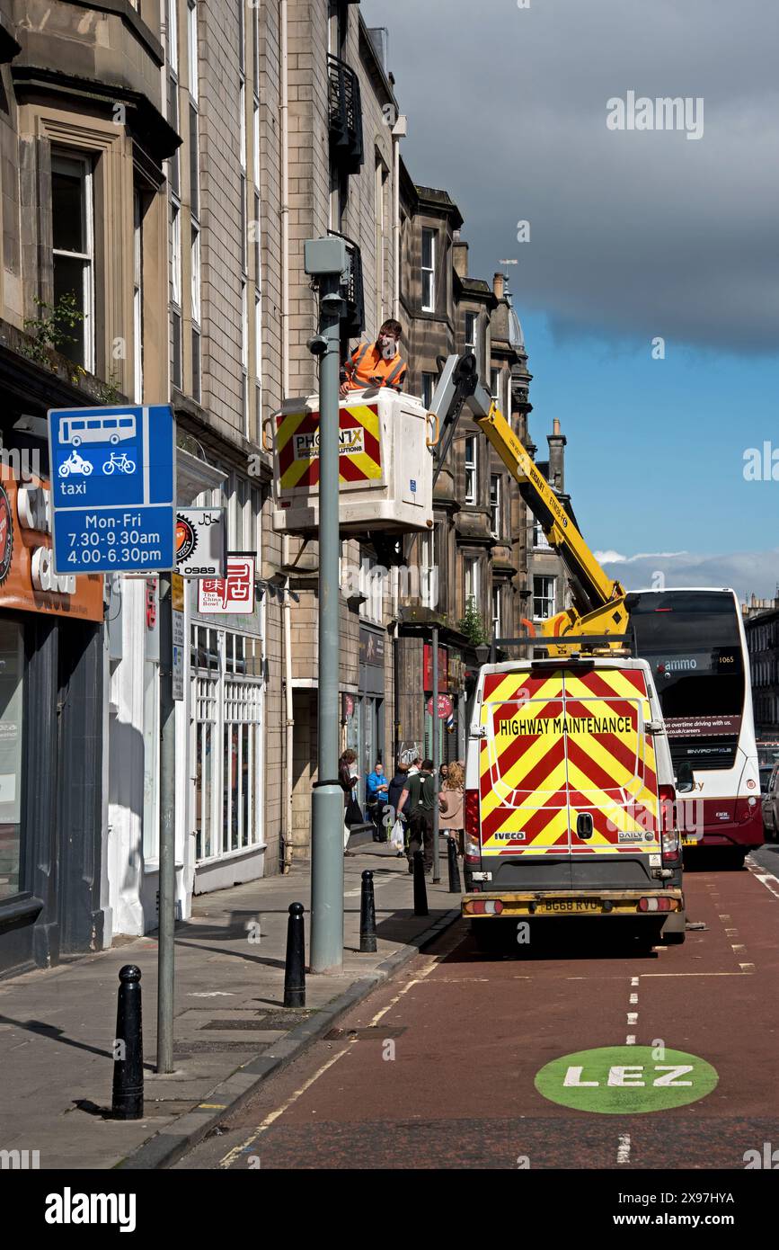 Ingenieur für Straßenwartung in einem Kirschpflücker, der eine Verkehrskamera vor der Einführung von LEZ - Low Emission Zones - in Edinburgh installiert. Stockfoto