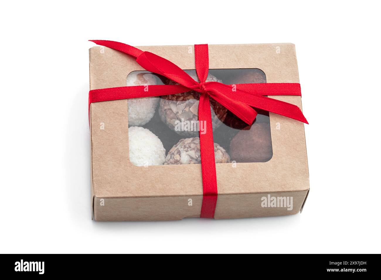 Geschenkbox mit köstlichen Trüffeln mit verschiedenen Streuseln isoliert auf weiß Stockfoto Geschenkbox mit köstlichen Trüffeln mit verschiedenen Streuseln isoliert auf weiß Stockfoto