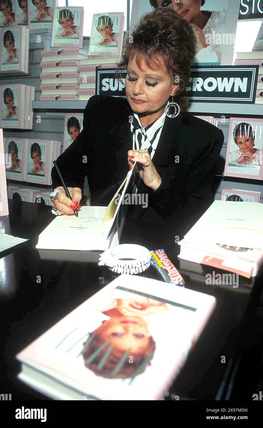 14. MAI 2007 - K6594JKEL. UNTERSCHRIFT FÜR TELLING IT MY WAY, VIRGINIA. TAMMY FAYE BAKKER 10-17-1996. JAMES M KELLY- 1996.TAMMYFAYEBAKKERRETRO(Credit Image: © James M. Kelly/ZUMA Wire) NUR ZUR REDAKTIONELLEN VERWENDUNG! Nicht für kommerzielle ZWECKE! Stockfoto