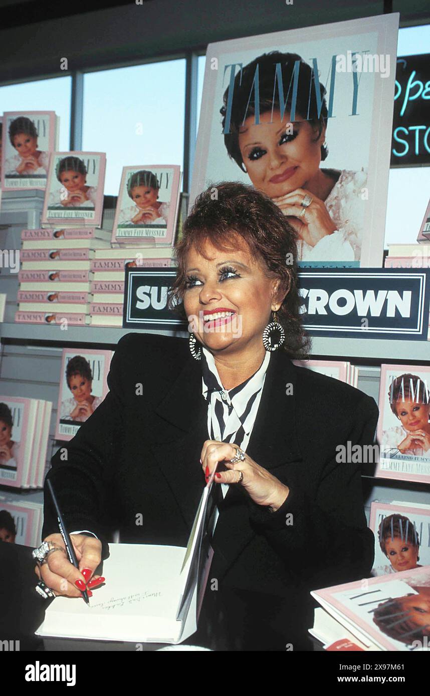 14. MAI 2007 - K6594JKEL. UNTERSCHRIFT FÜR TELLING IT MY WAY, VIRGINIA. TAMMY FAYE BAKKER 10-17-1996. JAMES M KELLY- 1996.TAMMYFAYEBAKKERRETRO(Credit Image: © James M. Kelly/ZUMA Wire) NUR ZUR REDAKTIONELLEN VERWENDUNG! Nicht für kommerzielle ZWECKE! Stockfoto