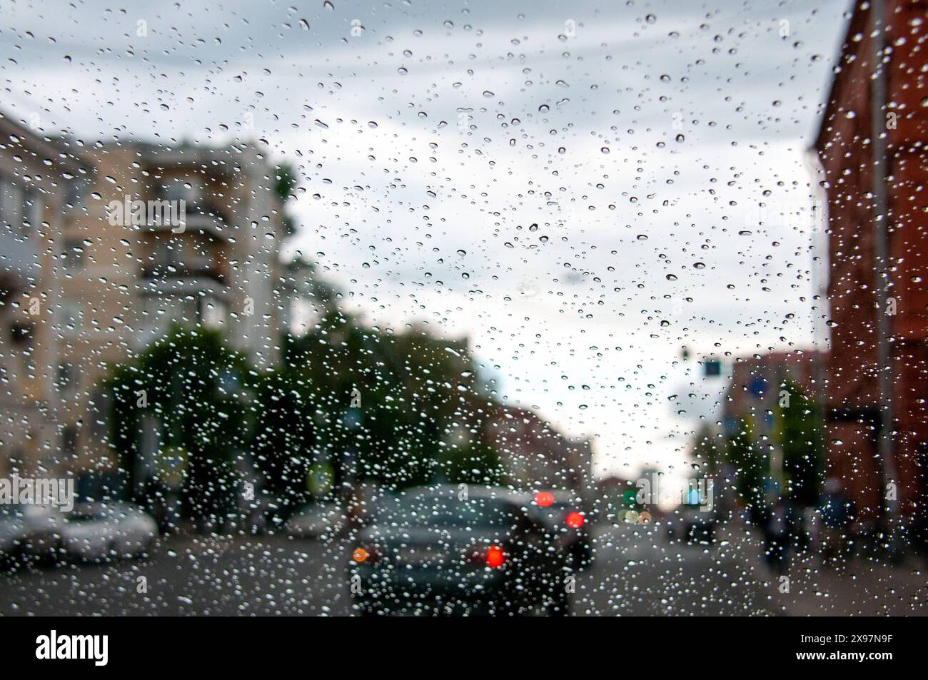 Die Auswirkungen von Regen und Wind Regentropfen auf die Windschutzscheibe des Car Samara Region Russland Copyright: XSvetlanaxVozmilovax Vozmilova5008 Stockfoto