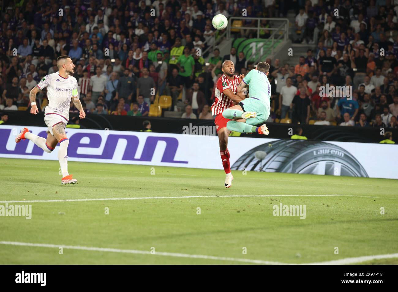 Atene, Atene, Grecie. Mai 2024. Ayoub El Kaabi von Olympiacos FC - Pietro Terracciano von ACF Fiorentina während des Conference League Finales am 29/2024 zwischen Olympiakos vs AC Fiorentina im Agia Sophia Stadion in Athen (Credit Image: © Fabio Sasso/ZUMA Press Wire) NUR REDAKTIONELLE VERWENDUNG! Nicht für kommerzielle ZWECKE! Stockfoto