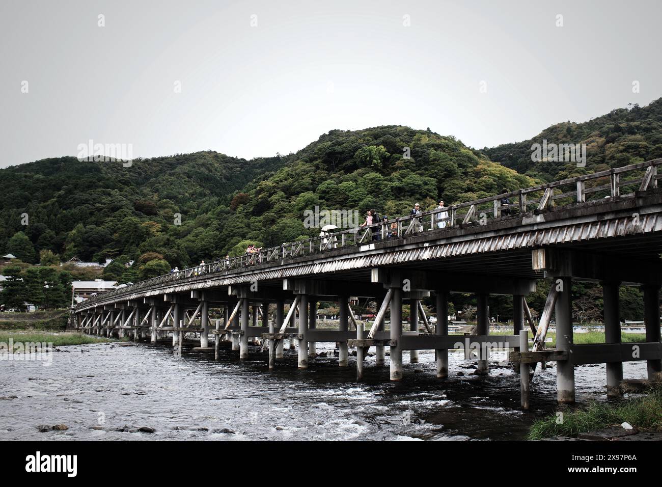 Wunderschöne Landschaft in Japan, das üppige Grün von Arashiyama, das Rauschen des Katsura-Flusses und die Togetsukyo-Brücke Stockfoto