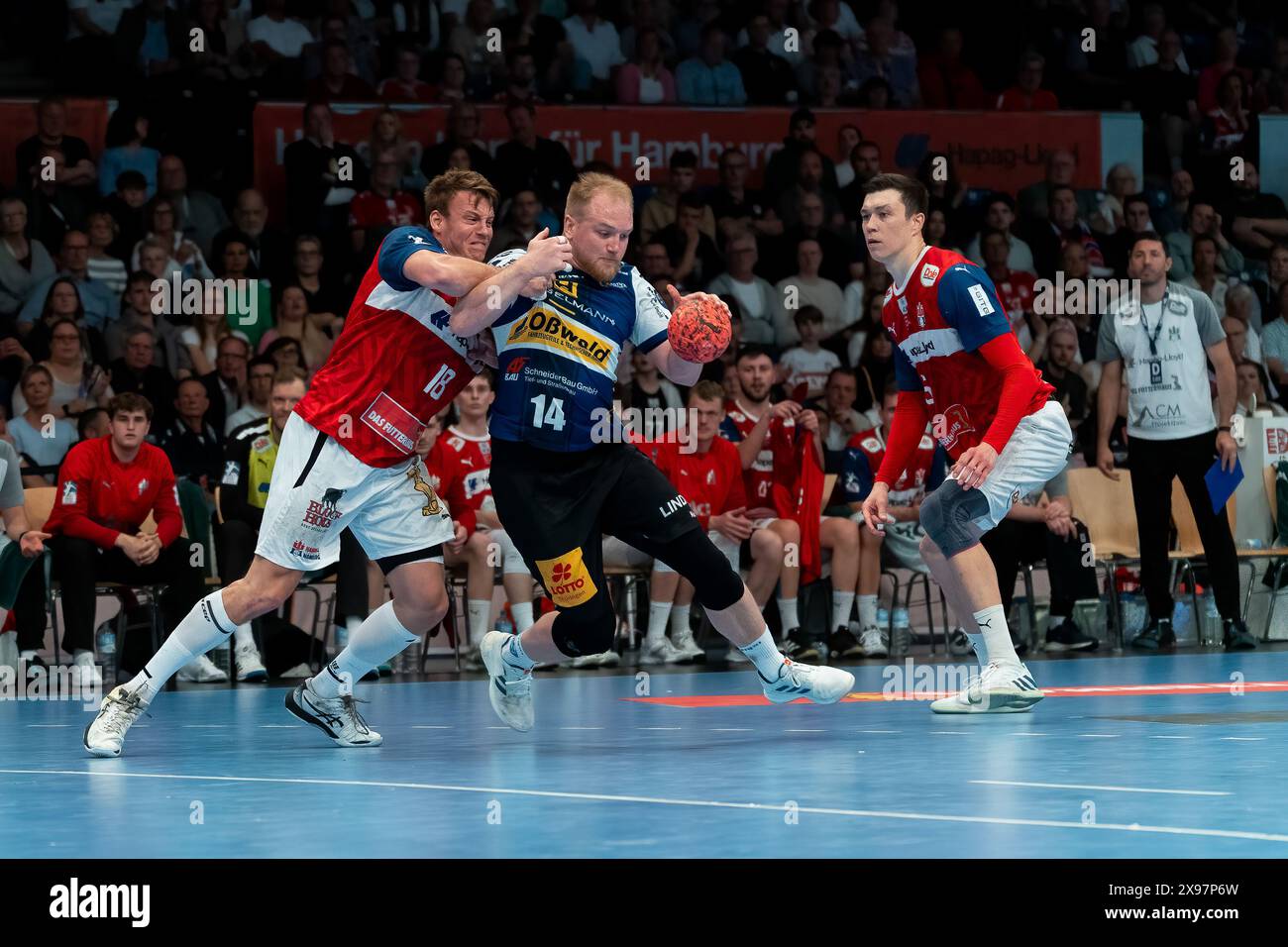 Peter Walz (ThSV Eisenach, #14) im Zweikampf, Dino Corak (HSV Handball, #18) GER, Handball Sport Verein Hamburg vs. ThSV Eisenach, Handball, Bundesliga, Spieltag 33, Saison 2023/2024, 29.05.2024 Foto: Eibner-Pressefoto/Maximilian Vincen Stockfoto