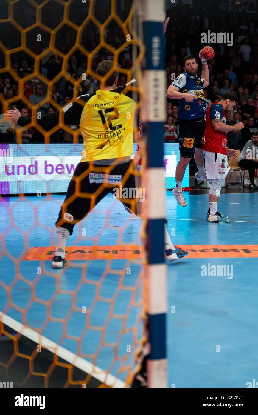 Malte Donker (ThSV Eisenach, #39) beim Wurf, Jens Vortmann (HSV Handball, #12) GER, Handball Sport Verein Hamburg vs. ThSV Eisenach, Handball, Bundesliga, Spieltag 33, Saison 2023/2024, 29.05.2024 Foto: Eibner-Pressefoto/Maximilian Vincen Stockfoto