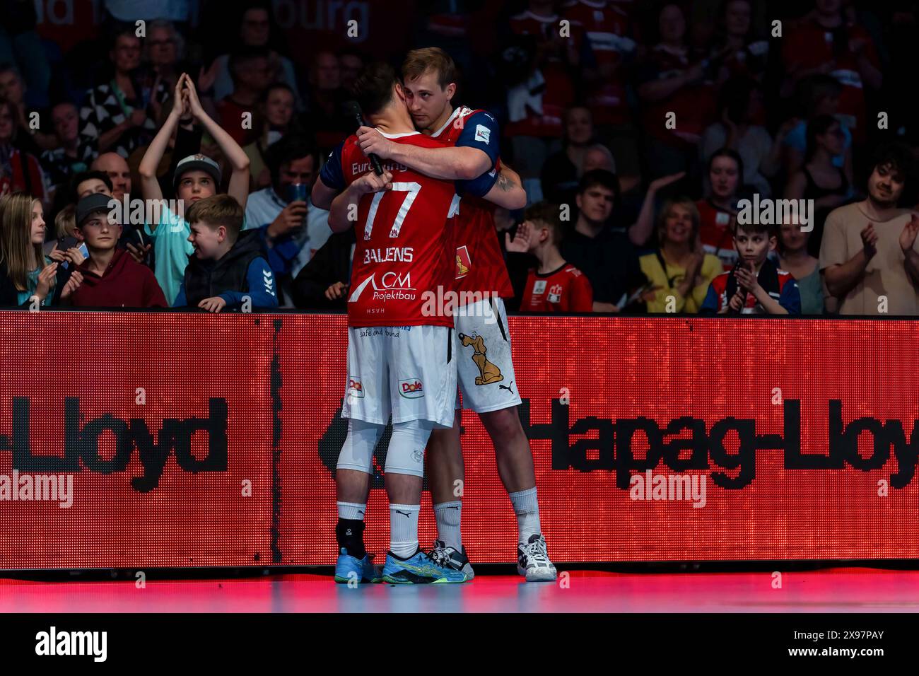 Dani Baijens (HSV Handball, #77) wird verabschiedet GER, Handball Sport Verein Hamburg vs. ThSV Eisenach, Handball, Bundesliga, Spieltag 33, Saison 2023/2024, 29.05.2024 Foto: Eibner-Pressefoto/Maximilian Vincen Stockfoto