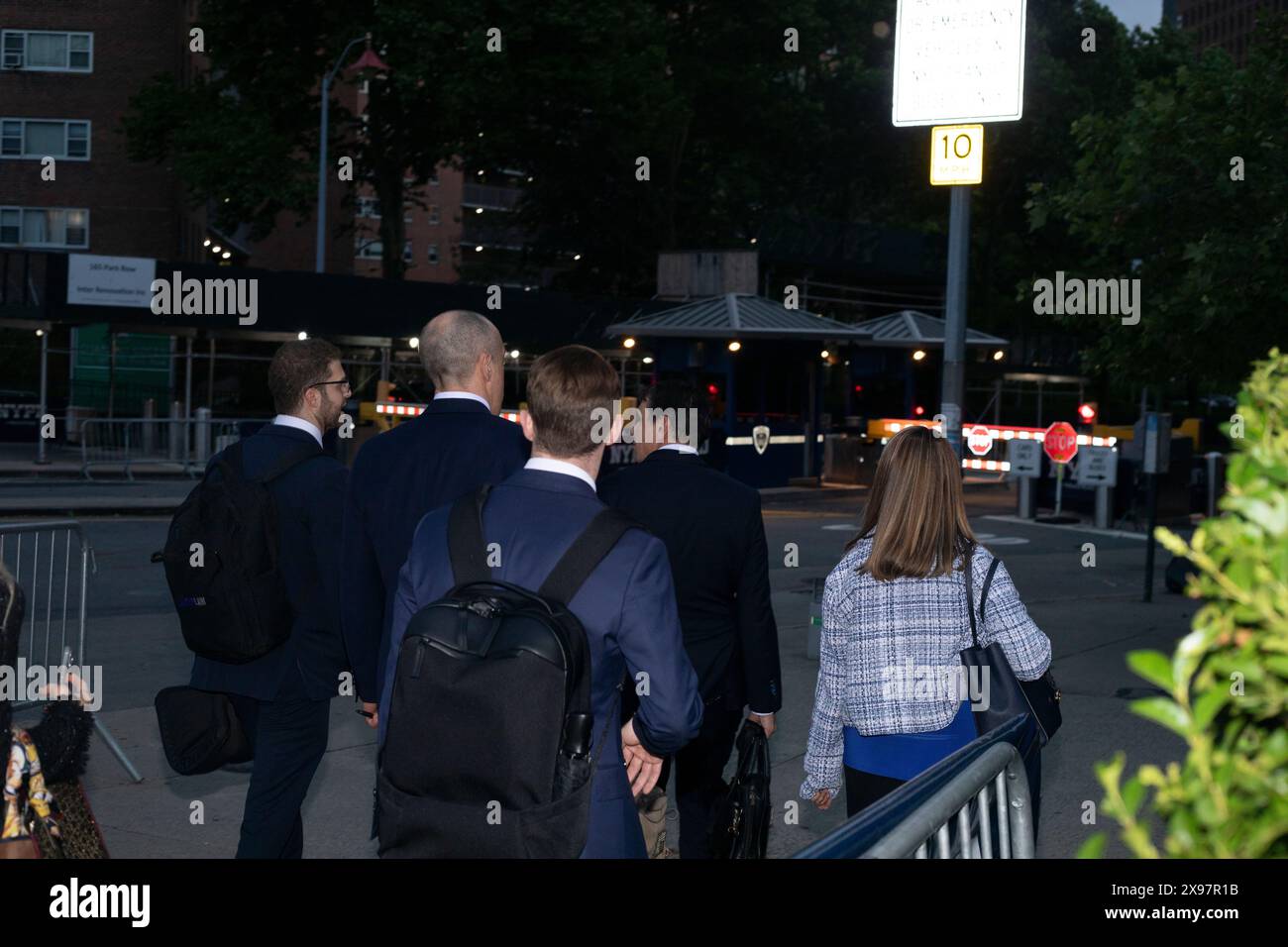 New York, USA. Mai 2024. Todd Blanche und andere Anwälte aus Donald Trumps juristischem Team gehen aus dem Gerichtsgebäude, nachdem sie die Argumente abgeschlossen haben. Quelle: John Garry/Alamy Live News Stockfoto