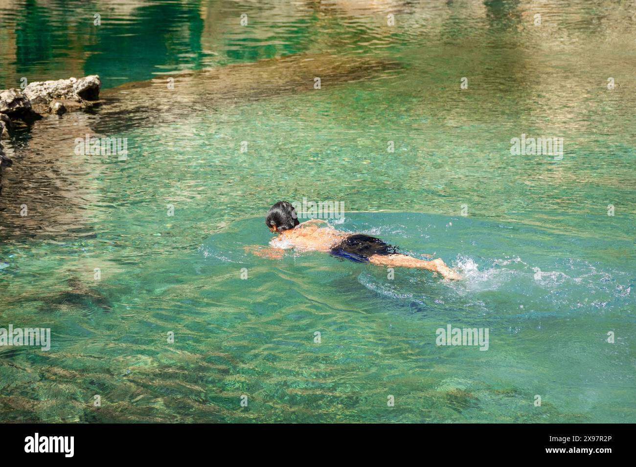 Haft Kul, Tadschikistan, 21. August 2023: Kinder schwimmen in den sieben Seen Stockfoto