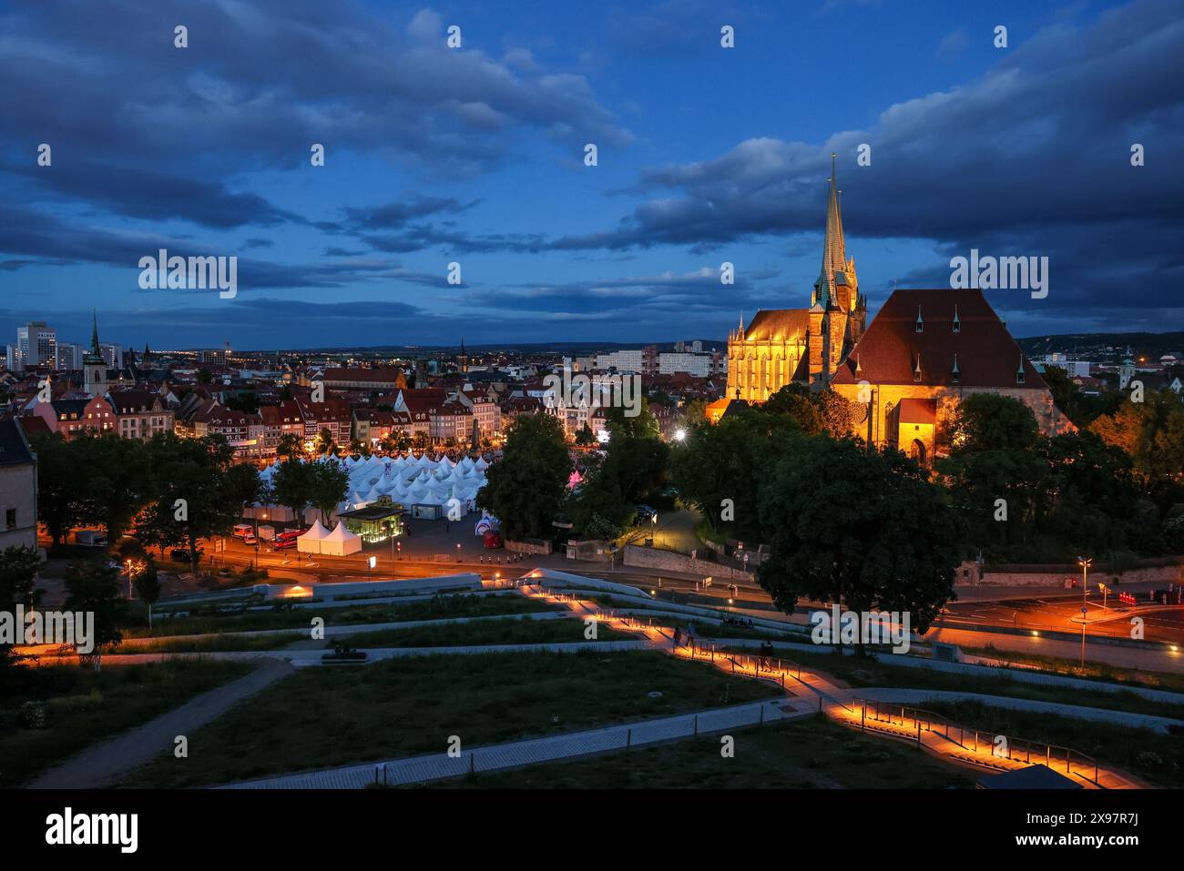 Erfurt, Deutschland. Mai 2024. Zahlreiche Gäste nehmen an dem Abendsegen nach der Eröffnung des 103. Deutschen Katholischen Tages auf dem Domplatz in Erfurt Teil. 20.000 Teilnehmer aus ganz Deutschland werden an der fünftägigen christlichen Versammlung erwartet. Bis Sonntag sind rund 500 Veranstaltungen geplant. Der katholische Tag findet unter dem biblischen Motto 'die Zukunft gehört dem Mann des Friedens' statt. Quelle: Jan Woitas/dpa/Alamy Live News Stockfoto