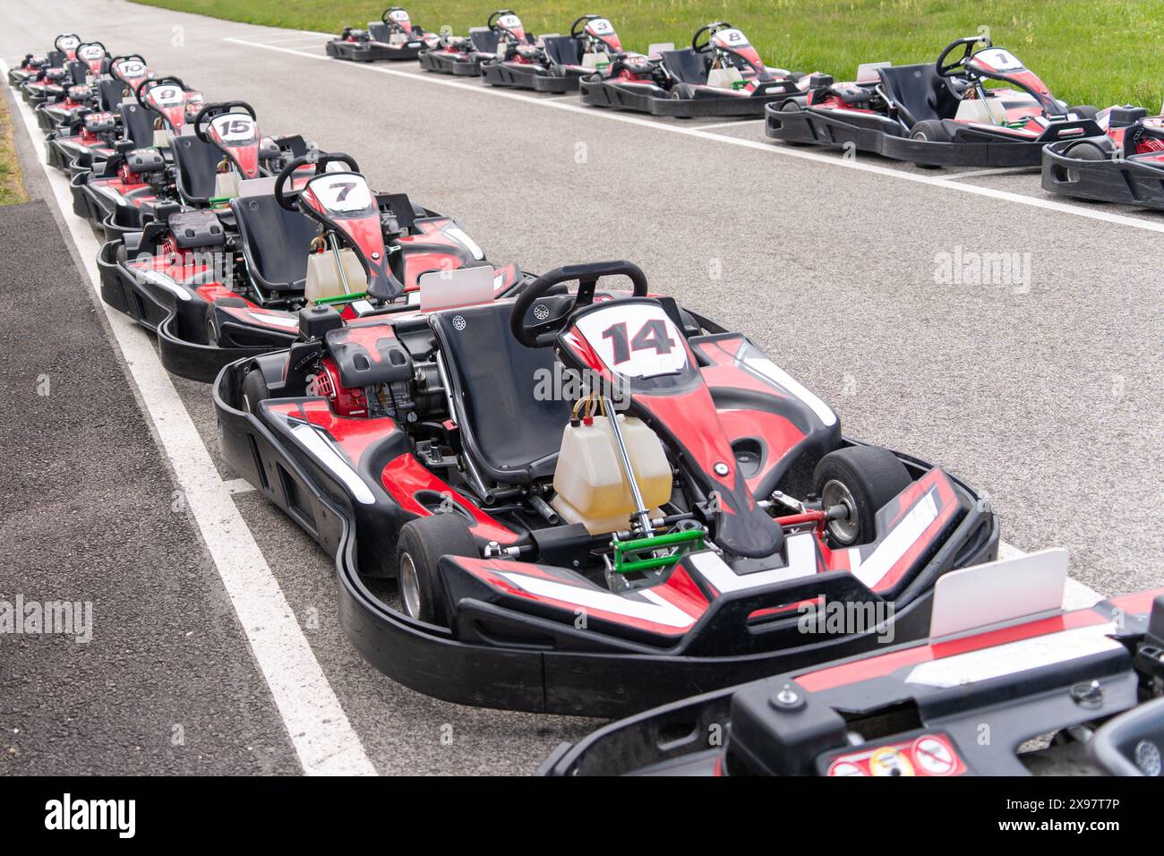 Rote schwarze Gokarts am Rande einer Rennstrecke Stockfoto