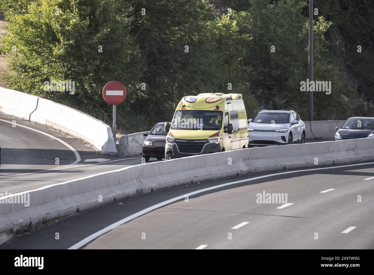 Der Begriff Ambulanz wird im Allgemeinen verwendet, um ein Fahrzeug zu bezeichnen, das verwendet wird, um Patienten, die weit von einem Krankenhaus entfernt sind, medizinisch zu versorgen. Stockfoto