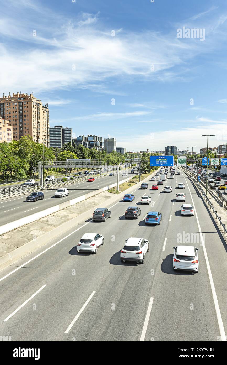 Highways Highway wurde speziell für den motorisierten Verkehr entwickelt und gebaut, der nicht den Farmen dient, die ihn angrenzen 2 Stockfoto