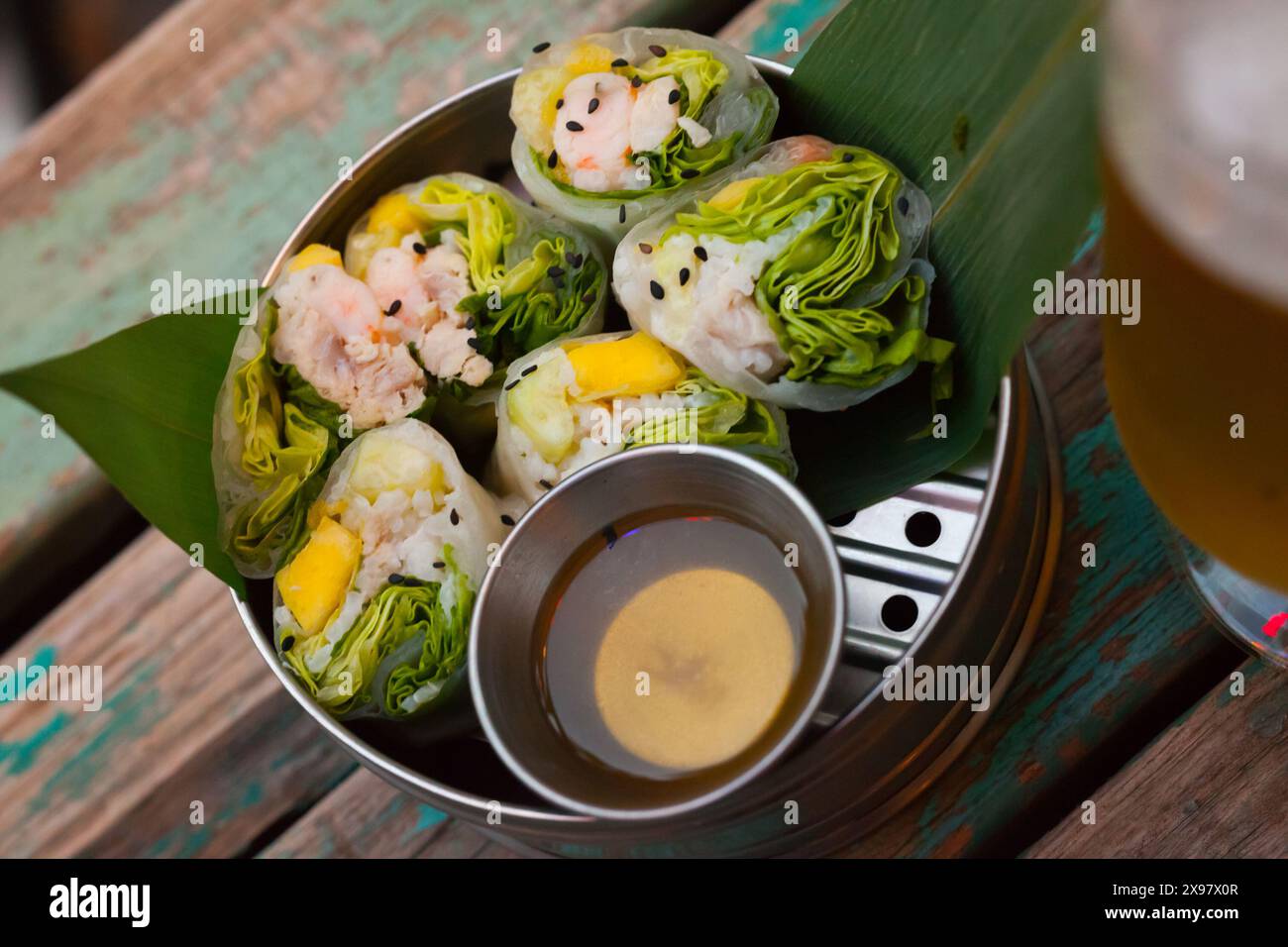 Leckere Ceviche-Rollen aus weißem Fisch mit Reispapier im vietnamesischen Stil Stockfoto