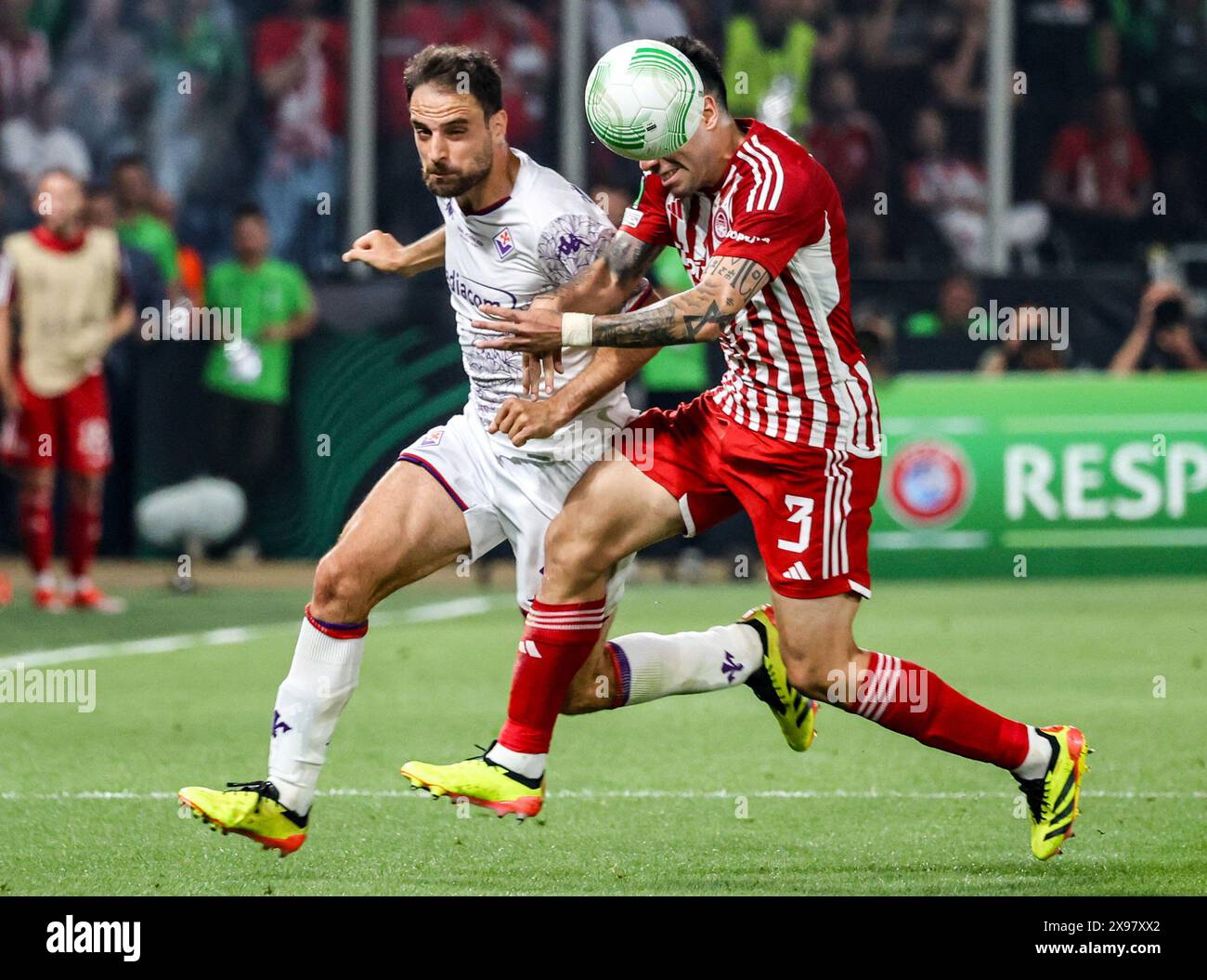 Atene, Atene, Grecie. Mai 2024. Francisco Ortega von Olympiacos FC- Giacomo Bonaventura von ACF Fiorentina während des Conference League Finales am 29/2024 zwischen Olympiakos vs AC Fiorentina im Agia Sophia Stadion in Athen (Credit Image: © Fabio Sasso/ZUMA Press Wire) NUR REDAKTIONELLE VERWENDUNG! Nicht für kommerzielle ZWECKE! Stockfoto