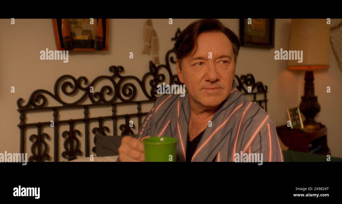 ERSCHEINUNGSDATUM: 9. Mai 2024. TITEL: Peter Five Acht. STUDIO: Ascent Films. REGIE: Michael Zaiko Hall. PLOT: Ein scheinbar glamouröser Immobilienmakler in einer kleinen Berggemeinde wird als ungebremster Alkoholiker mit einem dunklen Geheimnis enthüllt, als eines Tages ein charismatischer Mann in Schwarz auf Geheiß seines schattenhaften Bosses auftaucht. DIE HAUPTROLLE: KEVIN SPACEY als Peter. (Credit Image: © Ascent Films/Entertainment Pictures/ZUMAPRESS.com) NUR REDAKTIONELLE VERWENDUNG! Nicht für kommerzielle ZWECKE! Stockfoto