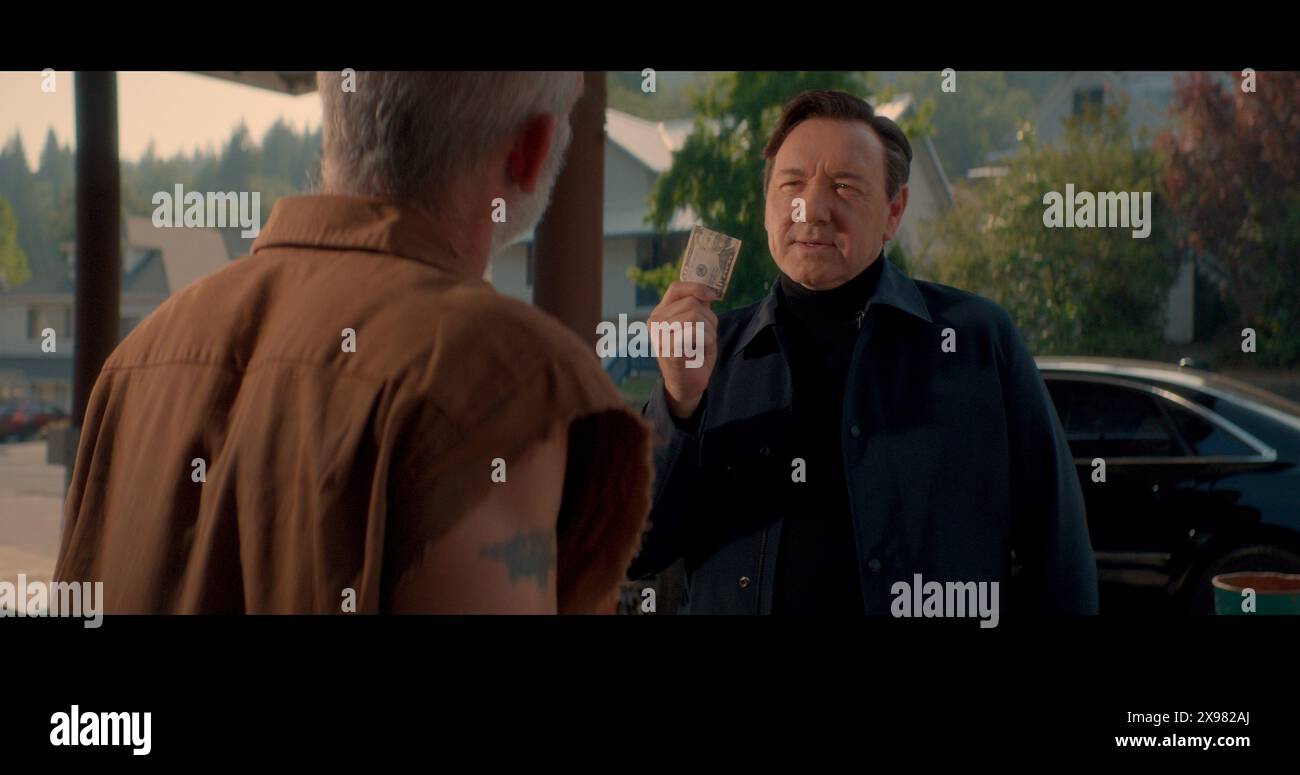 ERSCHEINUNGSDATUM: 9. Mai 2024. TITEL: Peter Five Acht. STUDIO: Ascent Films. REGIE: Michael Zaiko Hall. PLOT: Ein scheinbar glamouröser Immobilienmakler in einer kleinen Berggemeinde wird als ungebremster Alkoholiker mit einem dunklen Geheimnis enthüllt, als eines Tages ein charismatischer Mann in Schwarz auf Geheiß seines schattenhaften Bosses auftaucht. DIE HAUPTROLLE: KEVIN SPACEY als Peter. (Credit Image: © Ascent Films/Entertainment Pictures/ZUMAPRESS.com) NUR REDAKTIONELLE VERWENDUNG! Nicht für kommerzielle ZWECKE! Stockfoto