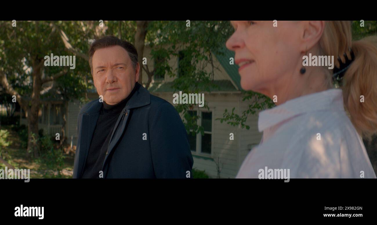 ERSCHEINUNGSDATUM: 9. Mai 2024. TITEL: Peter Five Acht. STUDIO: Ascent Films. REGIE: Michael Zaiko Hall. PLOT: Ein scheinbar glamouröser Immobilienmakler in einer kleinen Berggemeinde wird als ungebremster Alkoholiker mit einem dunklen Geheimnis enthüllt, als eines Tages ein charismatischer Mann in Schwarz auf Geheiß seines schattenhaften Bosses auftaucht. DIE HAUPTROLLE: KEVIN SPACEY als Peter. (Credit Image: © Ascent Films/Entertainment Pictures/ZUMAPRESS.com) NUR REDAKTIONELLE VERWENDUNG! Nicht für kommerzielle ZWECKE! Stockfoto