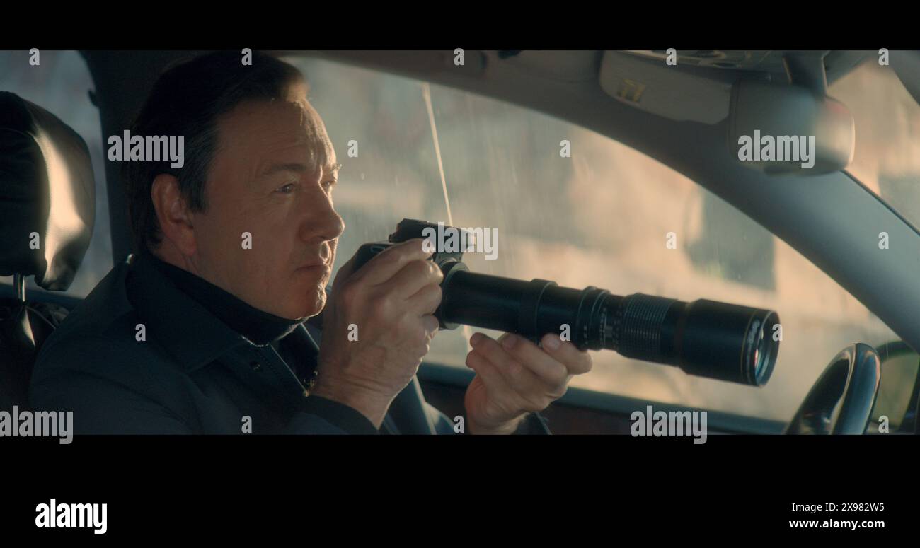 ERSCHEINUNGSDATUM: 9. Mai 2024. TITEL: Peter Five Acht. STUDIO: Ascent Films. REGIE: Michael Zaiko Hall. PLOT: Ein scheinbar glamouröser Immobilienmakler in einer kleinen Berggemeinde wird als ungebremster Alkoholiker mit einem dunklen Geheimnis enthüllt, als eines Tages ein charismatischer Mann in Schwarz auf Geheiß seines schattenhaften Bosses auftaucht. DIE HAUPTROLLE: KEVIN SPACEY als Peter. (Credit Image: © Ascent Films/Entertainment Pictures/ZUMAPRESS.com) NUR REDAKTIONELLE VERWENDUNG! Nicht für kommerzielle ZWECKE! Stockfoto