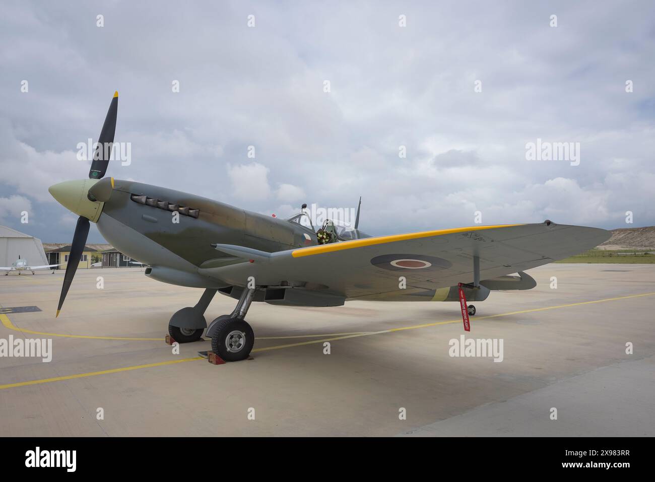 ESKISEHIR, TÜRKEI - 27. MAI 2024: Eines der wenigen noch erhaltenen luftwürdigen Spitfires, TE517, ist heute Teil der Sammlung des M.S.O. Air and Space Museums. Stockfoto