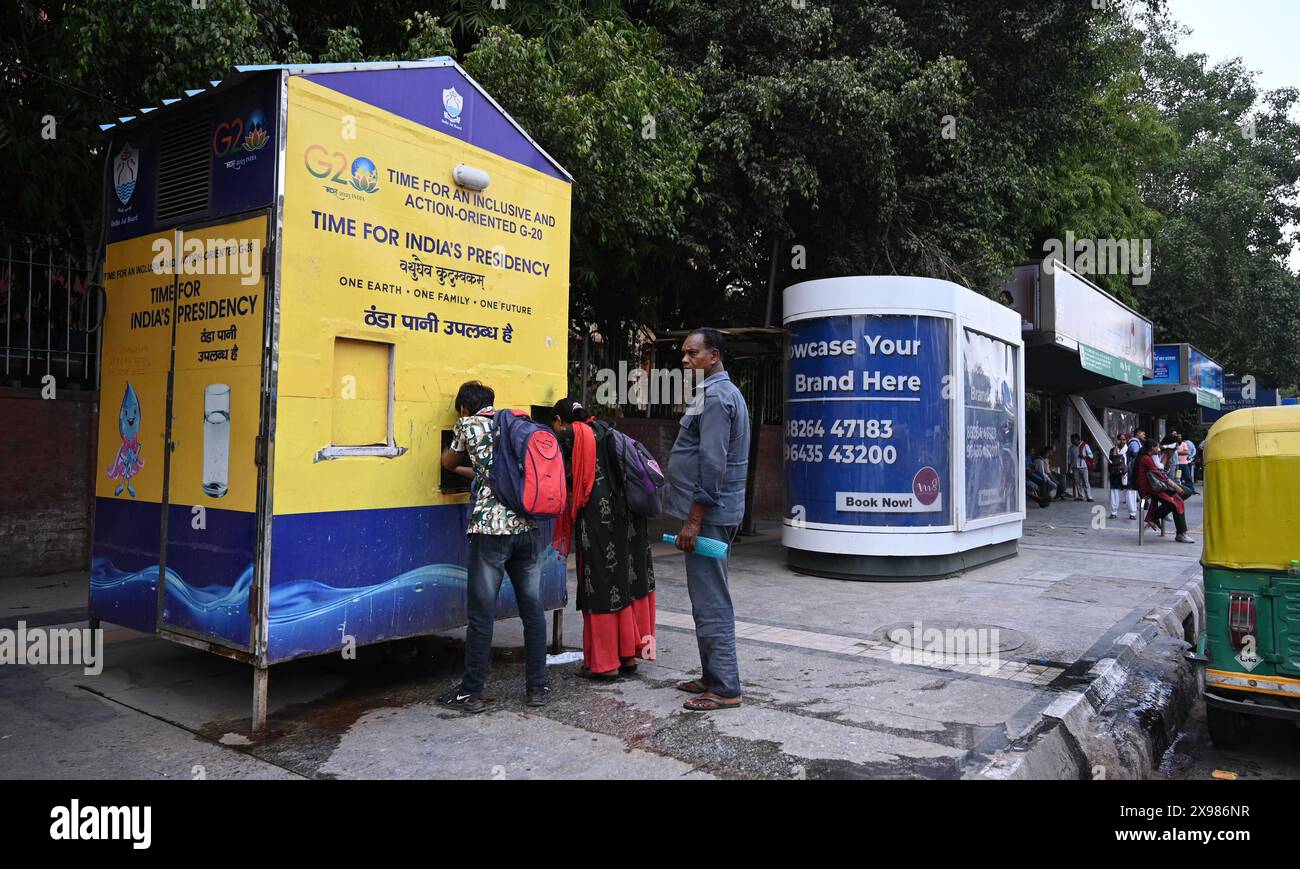 Indien. Mai 2024. NEW DELHI, INDIEN - 29. MAI: Menschen trinken Wasser ein kostenloses Getränk Wasserstand der Delhi Regierung am ITO Bus Stand an einer Hitzewelle am 29. Mai 2024 in New Delhi, Indien. Delhi-NCR hat am Mittwoch eine Allzeithochtemperatur von 52,9 Grad Celsius (127,22 Fahrenheit) gemessen, als extreme Hitzebedingungen den Norden und Westen Indiens ergriffen haben, was dazu führte, dass Schüler in Schulen ohnmächtig wurden und Trinkwasserhähne austrocknen. (Foto: Sonu Mehta/Hindustan Times/SIPA USA) Credit: SIPA USA/Alamy Live News Stockfoto