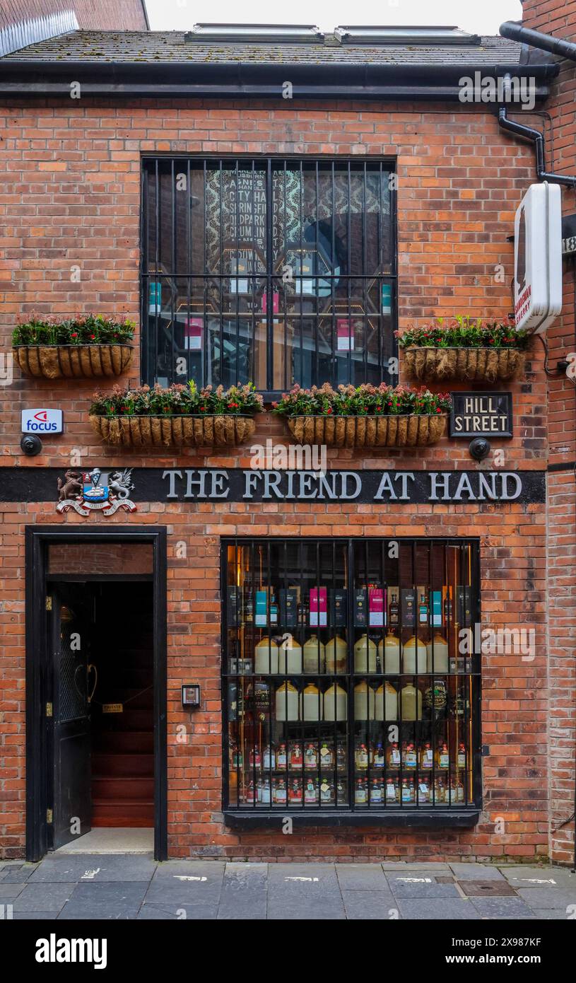 Vordereingang und Whiskey-Flaschen im Fenster des Whiskey-Ladens in Belfast. Der Freund ist ein spezialisierter Whiskey-Shop im Cathedral Quarter, Belfast. Stockfoto