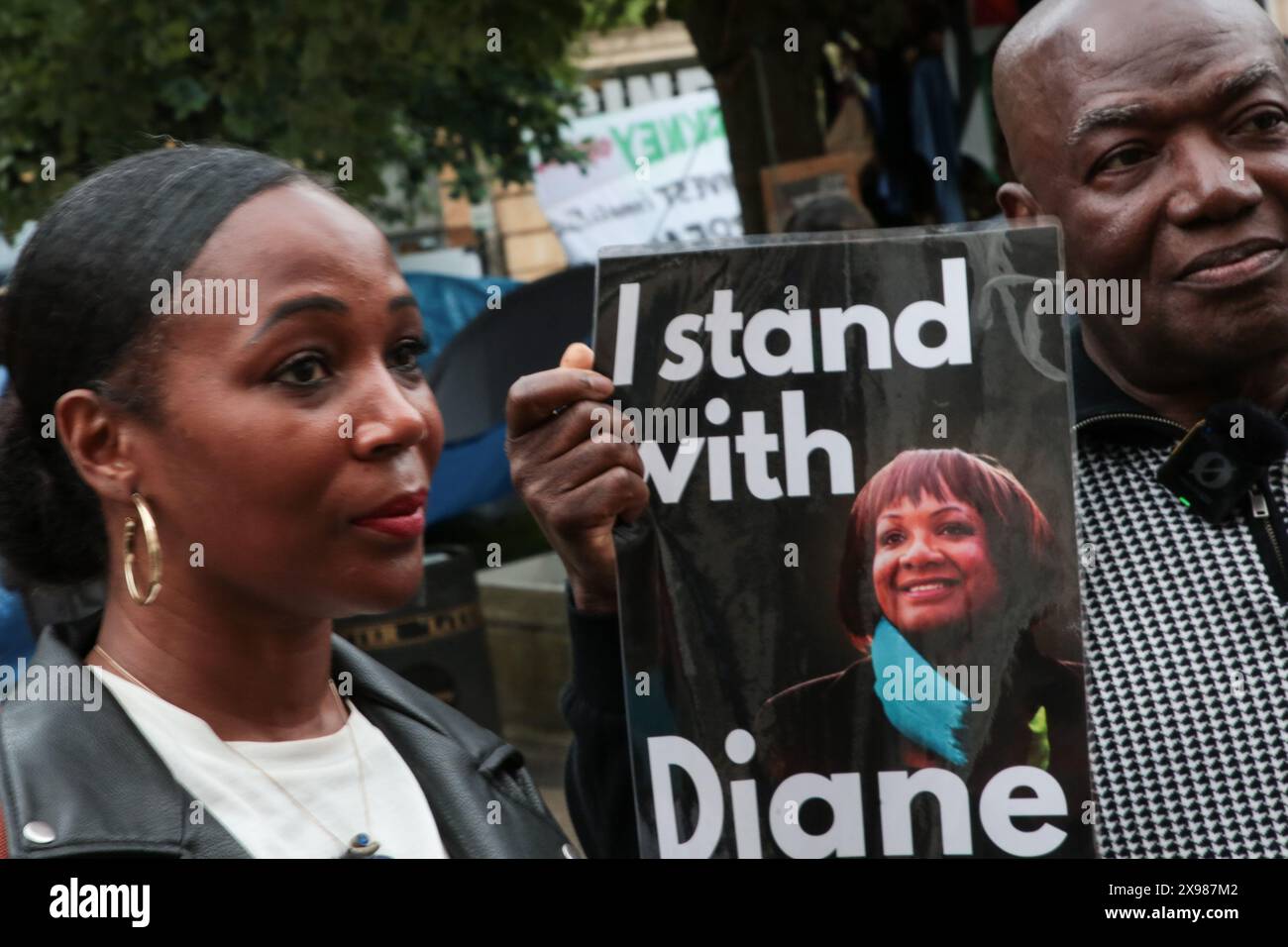 London, Großbritannien. Mai 2024. Ein Mann hält ein Plakat mit einem Bild von Diane Abbott während der Demonstration vor dem Rathaus von Hackney. Diane Abbott, Parlamentsabgeordnete von Hackney North und Stoke Newington lässt die Labour-Peitsche wiederherstellen, und Unterstützer fordern ihre Bestätigung, als Labour-Kandidat zu kandidieren. (Foto: Thabo Jaiyesimi/SOPA Images/SIPA USA) Credit: SIPA USA/Alamy Live News Stockfoto