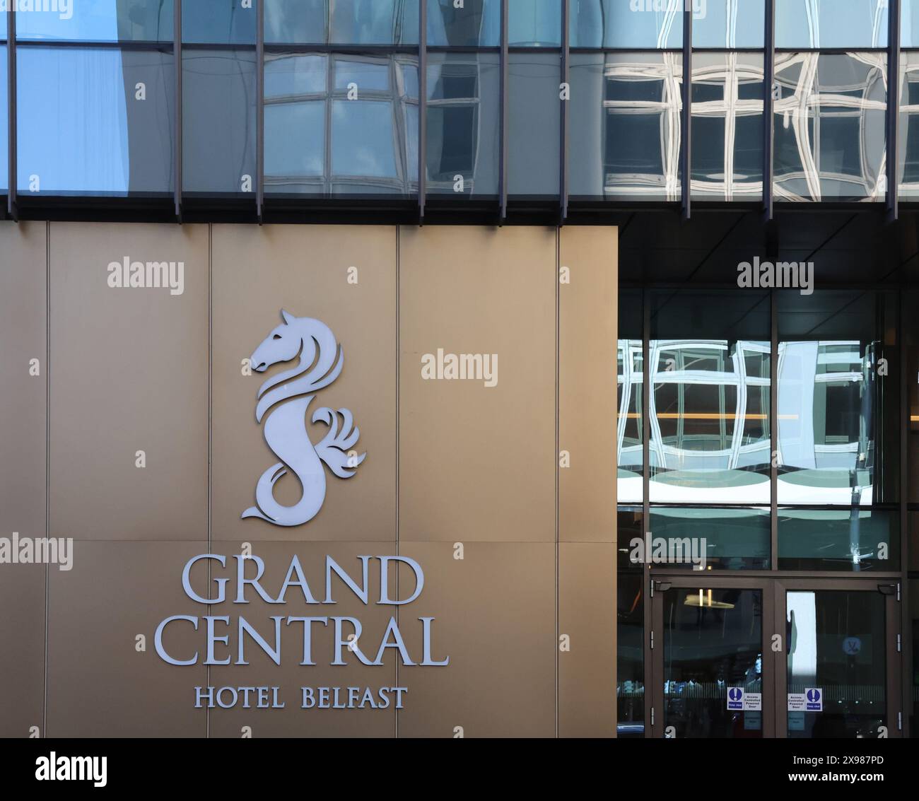 Hotelschild Belfast City Centre. An der Wand montiertes Schild „Grand Central Hotel Belfast“ auf dem Belfast City Centre Hotel. Stockfoto