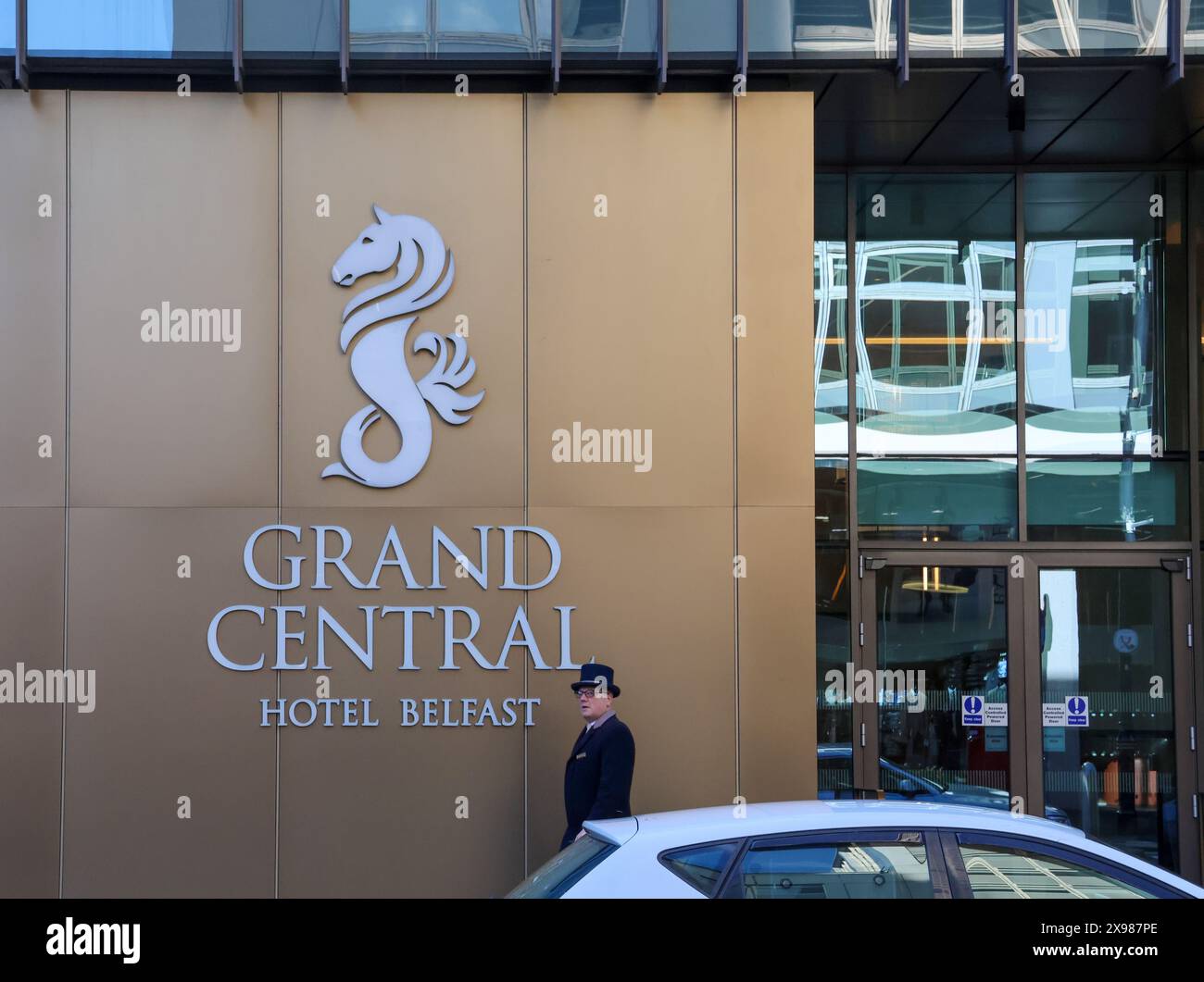 Hotelschild Belfast City Centre. An der Wand montiertes Grand Central Hotel Belfast mit Grand Central Hotel Concierge. Stockfoto