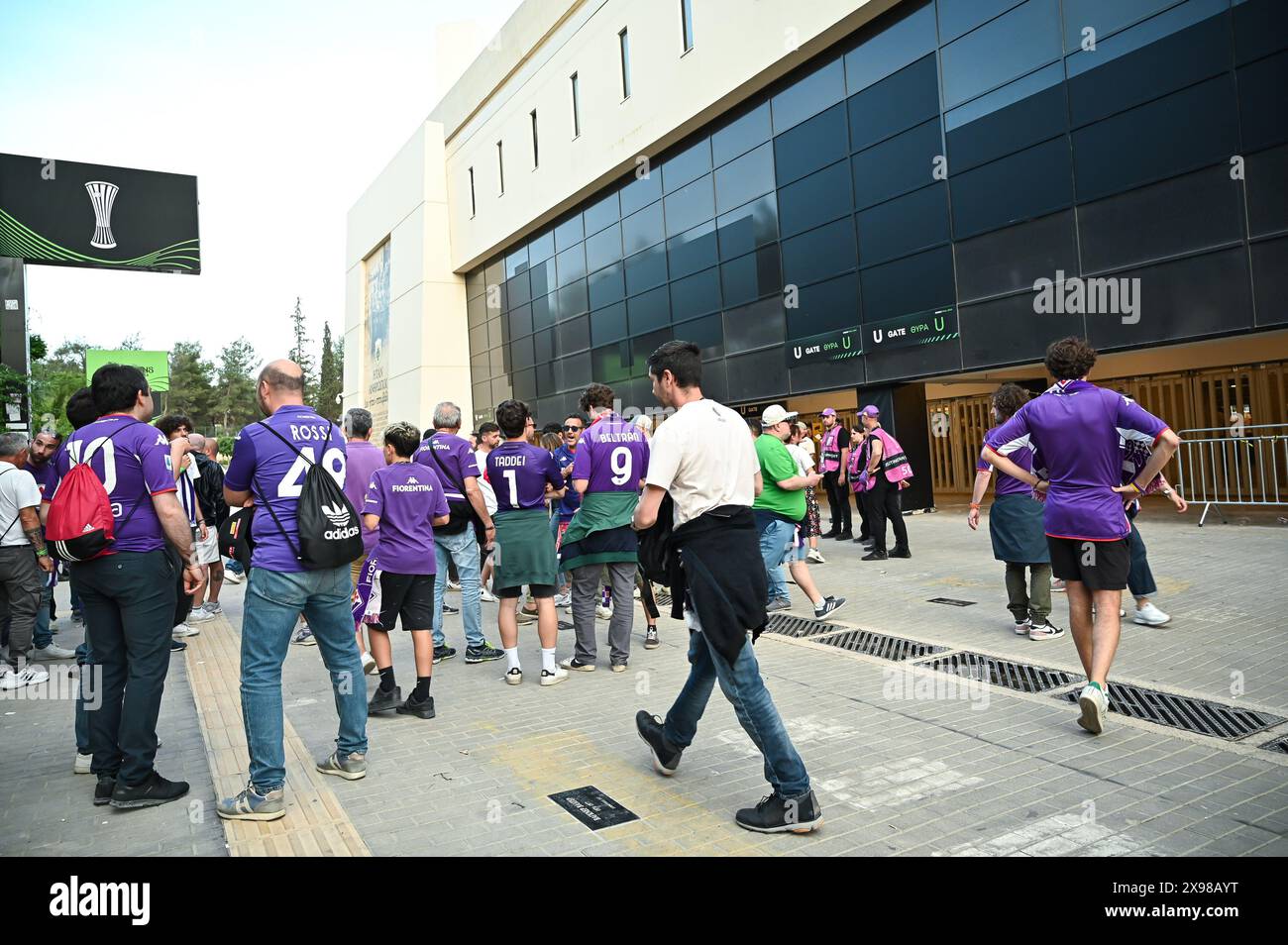 Athen, Griechenland. Mai 2024. Die Fans des AFC Fiorentina haben Spaß vor dem Finale der UEFA Conference League, dem Spiel zwischen Olympiacos Piräus und ACF Fiorentina in der OPAP Arena am 29. Mai 2024 in Athen. Quelle: Unabhängige Fotoagentur/Alamy Live News Stockfoto