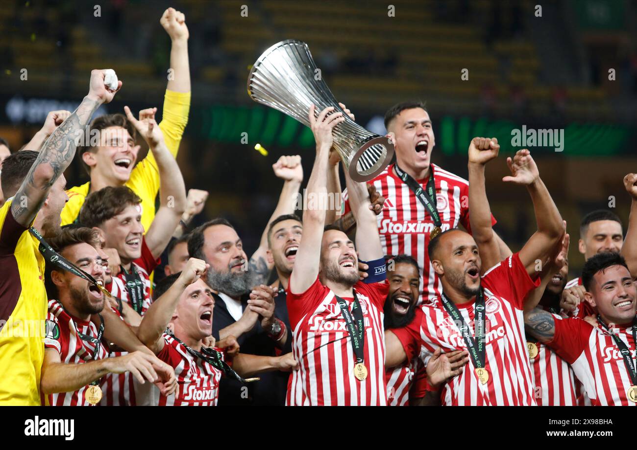 Athen, Donnerstag. 30. Mai 2024. Kostas Fortounis von Olympiacos gewinnt den Pokal, nachdem er am Donnerstag, den 30. Mai 2024, das Finale der Conference League zwischen Olympiacos FC und ACF Fiorentina in der OPAP Arena in Athen gewonnen hat. Quelle: Panagiotis Moschandreou/Xinhua/Alamy Live News Stockfoto