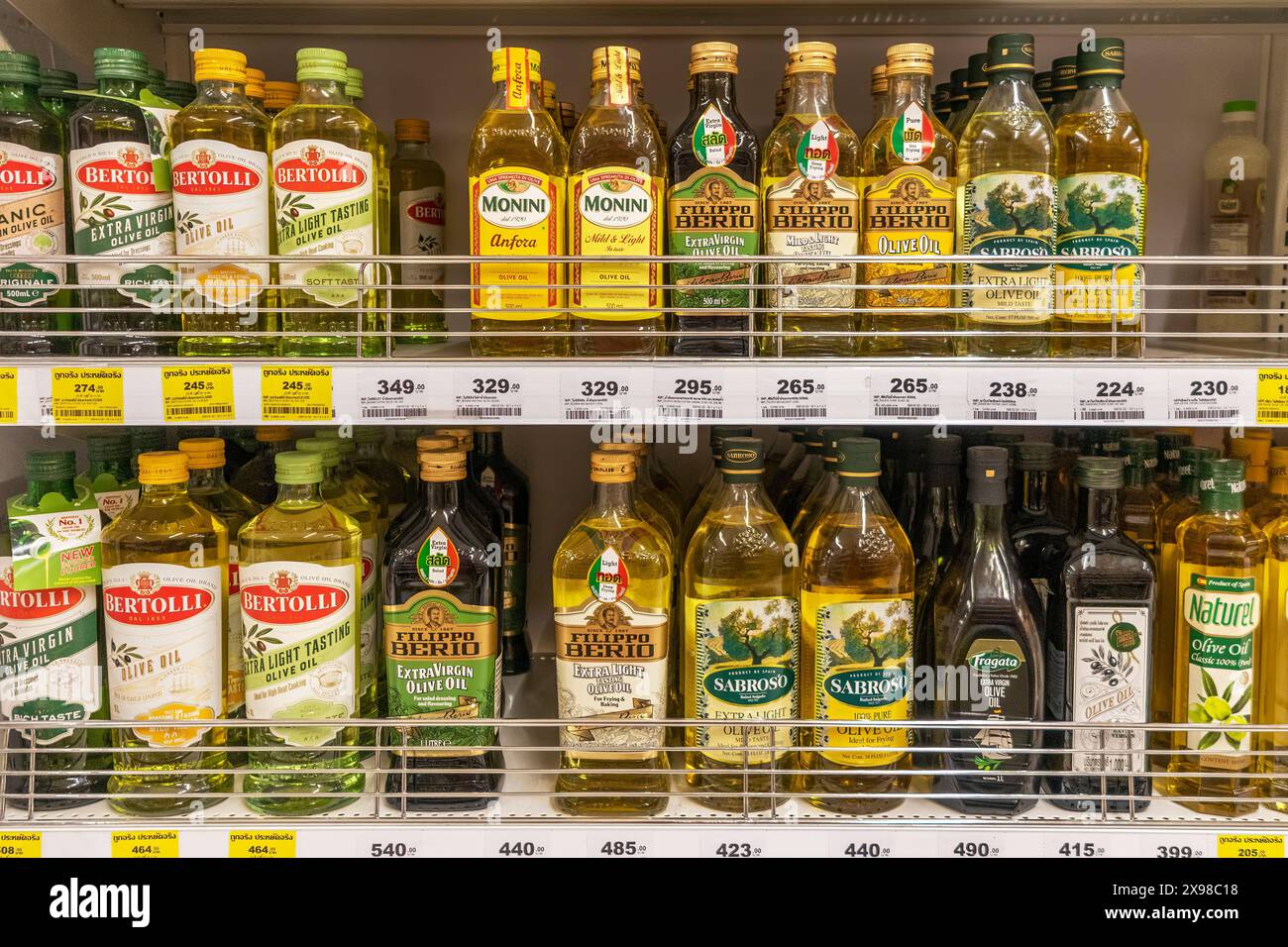 Flaschen Olivenöl in einem Supermarktregal in Thailand Stockfoto