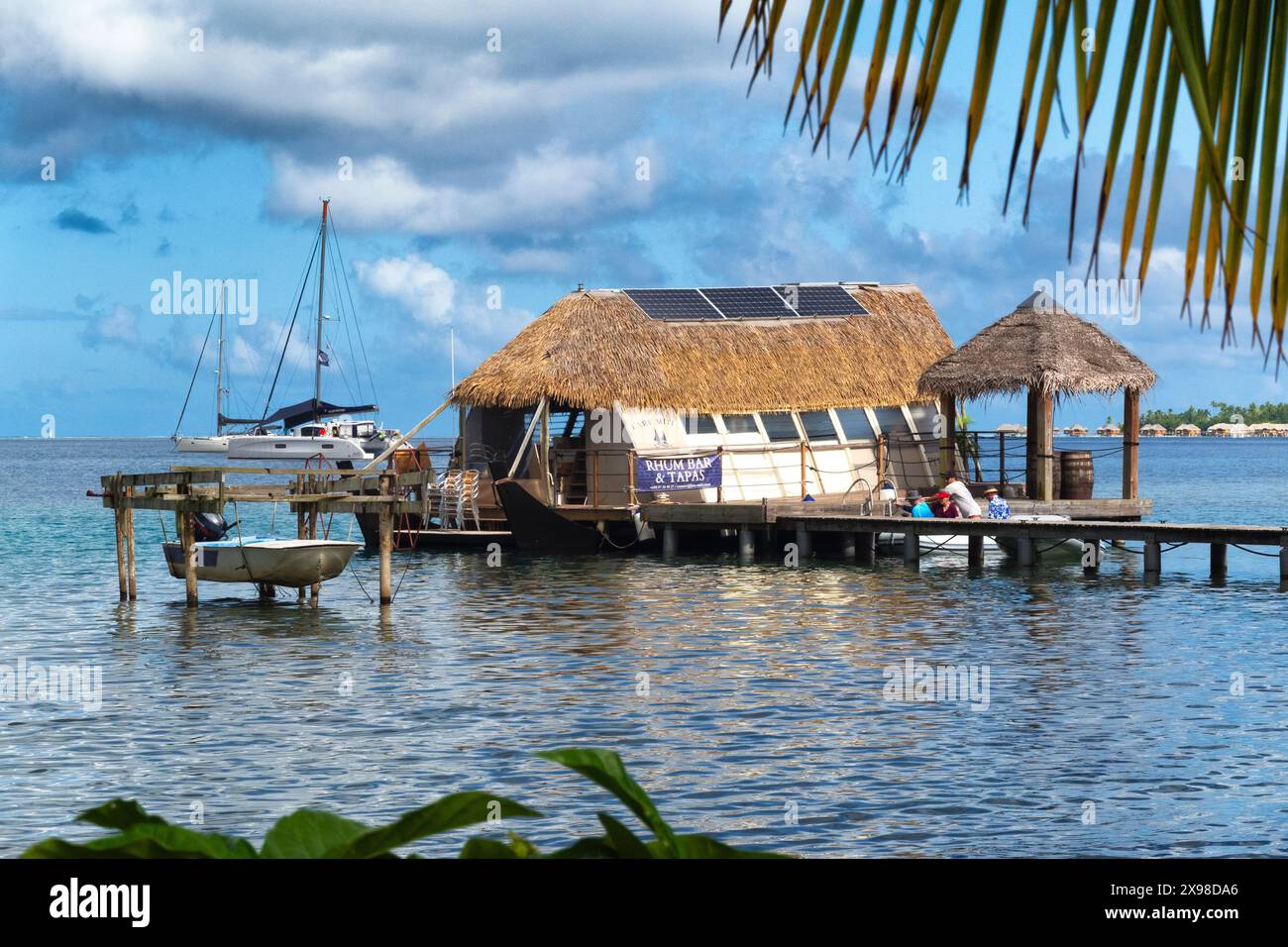 Eine Rhum Bar ist eine Touristenattraktion auf der Insel Taha'a in Französisch-Polynesien Stockfoto