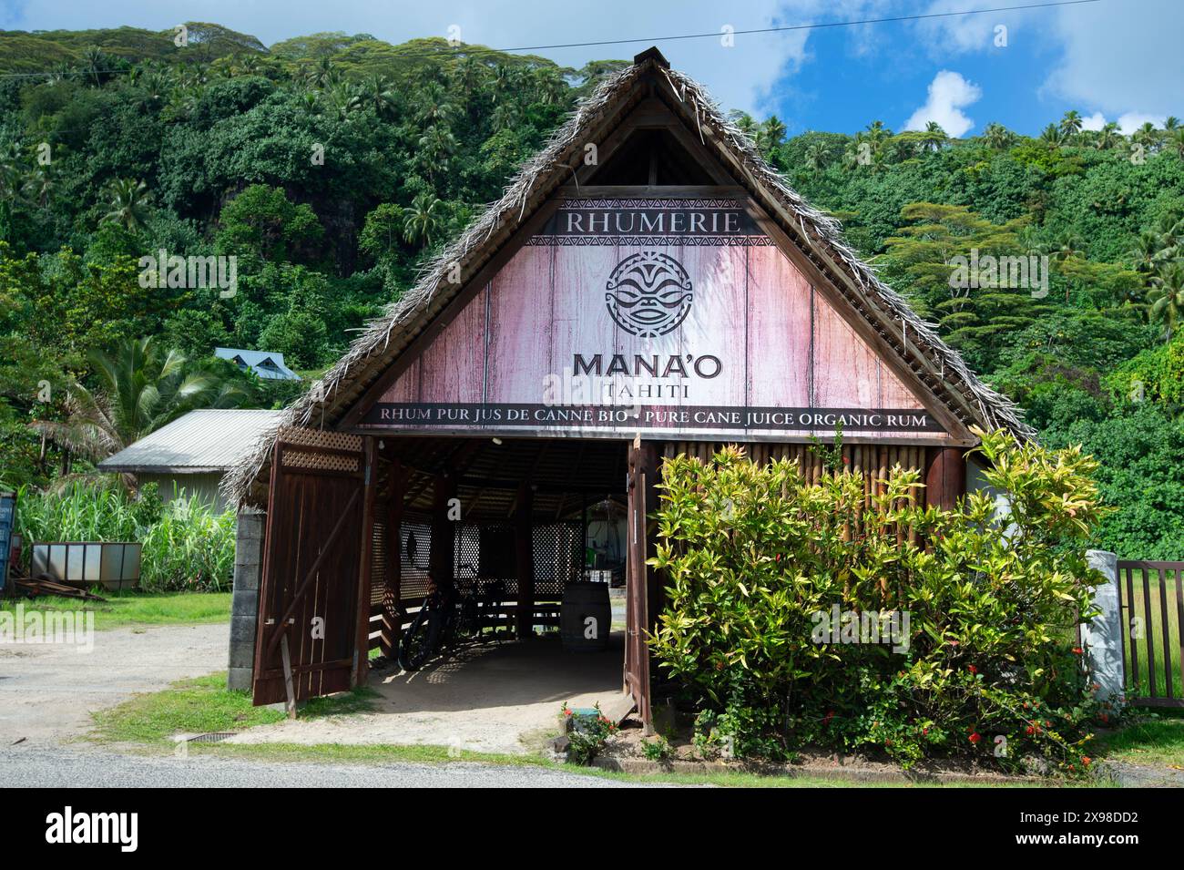 Eine Rhum Bar ist eine Touristenattraktion auf der Insel Taha'a in Französisch-Polynesien Stockfoto