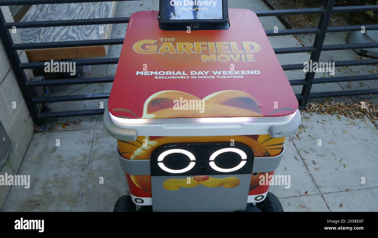 Los Angeles, Kalifornien, USA 25. Mai 2024 der Garfield Movie Delivery Robot auf dem Sunset blvd am 25. Mai 2024 in Los Angeles, Kalifornien, USA. Die Garfield Movie Besetzung umfasst Chris Pratt, Nicholas Hoult, Samuel L. Jackson, Ving Rhames, Brett Goldstein, Hannah Waddingham, Snoop Dogg, Cecily Strong, Janelle James, Bowen Yang, Gregg Berger, Luke Cinque-White und Harvey Guillen. Foto: Barry King/Alamy Stock Photo Stockfoto