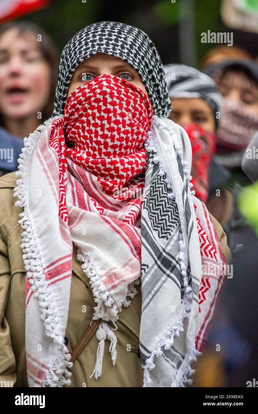 Pro-palästinensische Unterstützerin, die während der heutigen Demonstration "Hände Rafahs" in den Haag einen Keffiyeh trägt, ein Symbol des palästinensischen Nationalismus. Einige hundert pro-palästinensische Demonstranten standen gegenüber der "Tweede Karmer" oder, der "Zweiten Kammer", dem niederländischen Regierungssitz in den Haag, während todayís "Hände weg von Rafah - wo ist Ihre rote Linie Rutte?". Die Demonstranten standen in strömendem Regen, einige mit Megaphonen, und forderten die niederländische Regierung auf, ihre Haltung in ihrer Unterstützung für Israel zu ändern. Die Demonstration war eine Reaktion auf Rafah am Sonntag, bei der 45 Menschen getötet wurden, laut Stockfoto