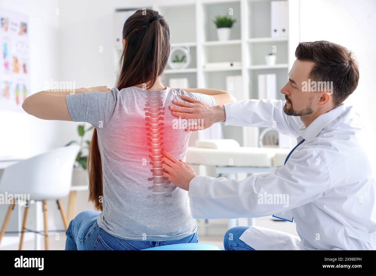 Männlicher Physiotherapeut untersucht junge Frau im Rehabilitationszentrum Stockfoto