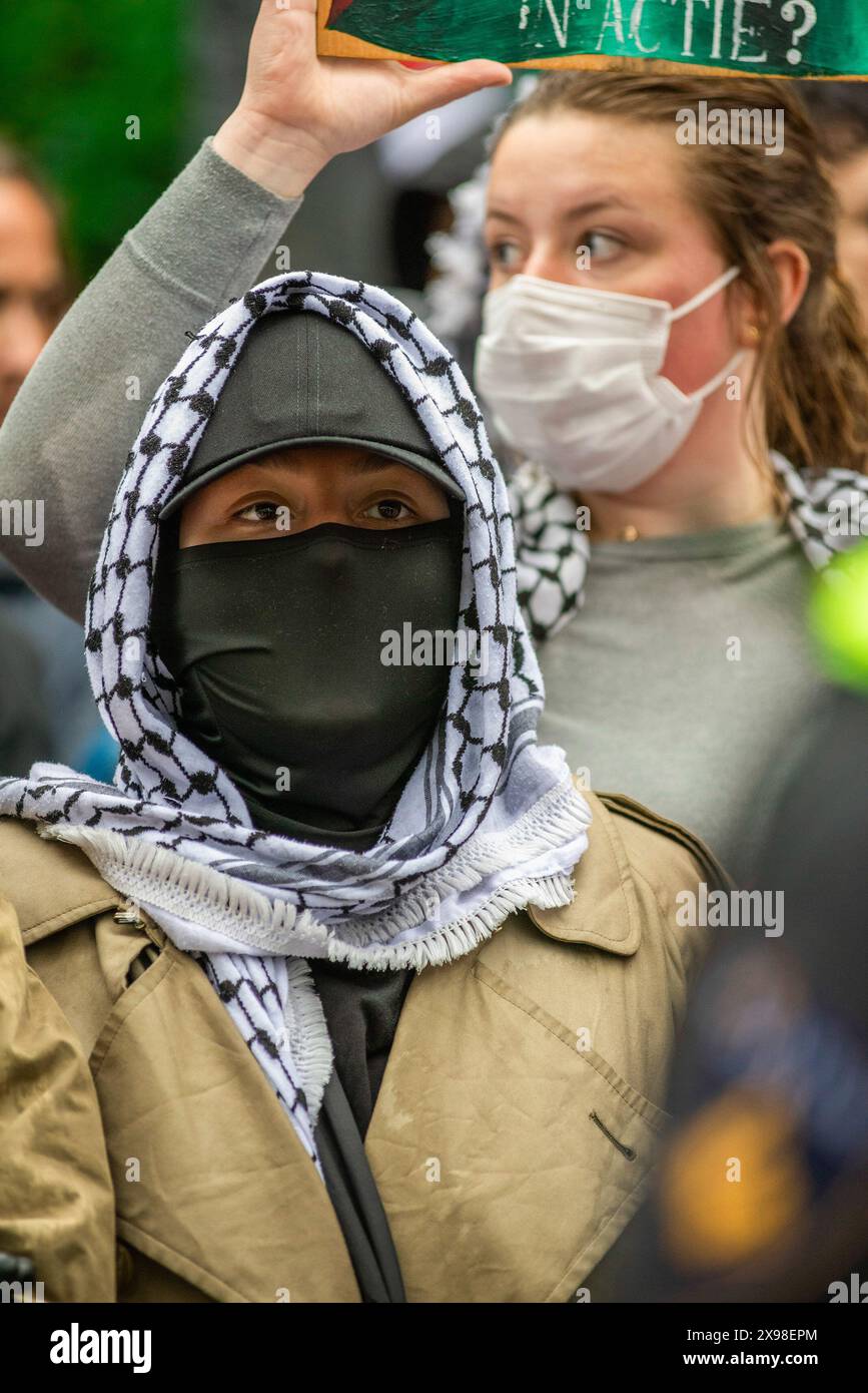 Pro-palästinensische Unterstützerin, die während der heutigen Demonstration "Hände Rafahs" in den Haag einen Keffiyeh trägt, ein Symbol des palästinensischen Nationalismus. Einige hundert pro-palästinensische Demonstranten standen gegenüber der "Tweede Karmer" oder, der "Zweiten Kammer", dem niederländischen Regierungssitz in den Haag, während todayís "Hände weg von Rafah - wo ist Ihre rote Linie Rutte?". Die Demonstranten standen in strömendem Regen, einige mit Megaphonen, und forderten die niederländische Regierung auf, ihre Haltung in ihrer Unterstützung für Israel zu ändern. Die Demonstration war eine Reaktion auf Rafah am Sonntag, bei der 45 Menschen getötet wurden, laut Stockfoto