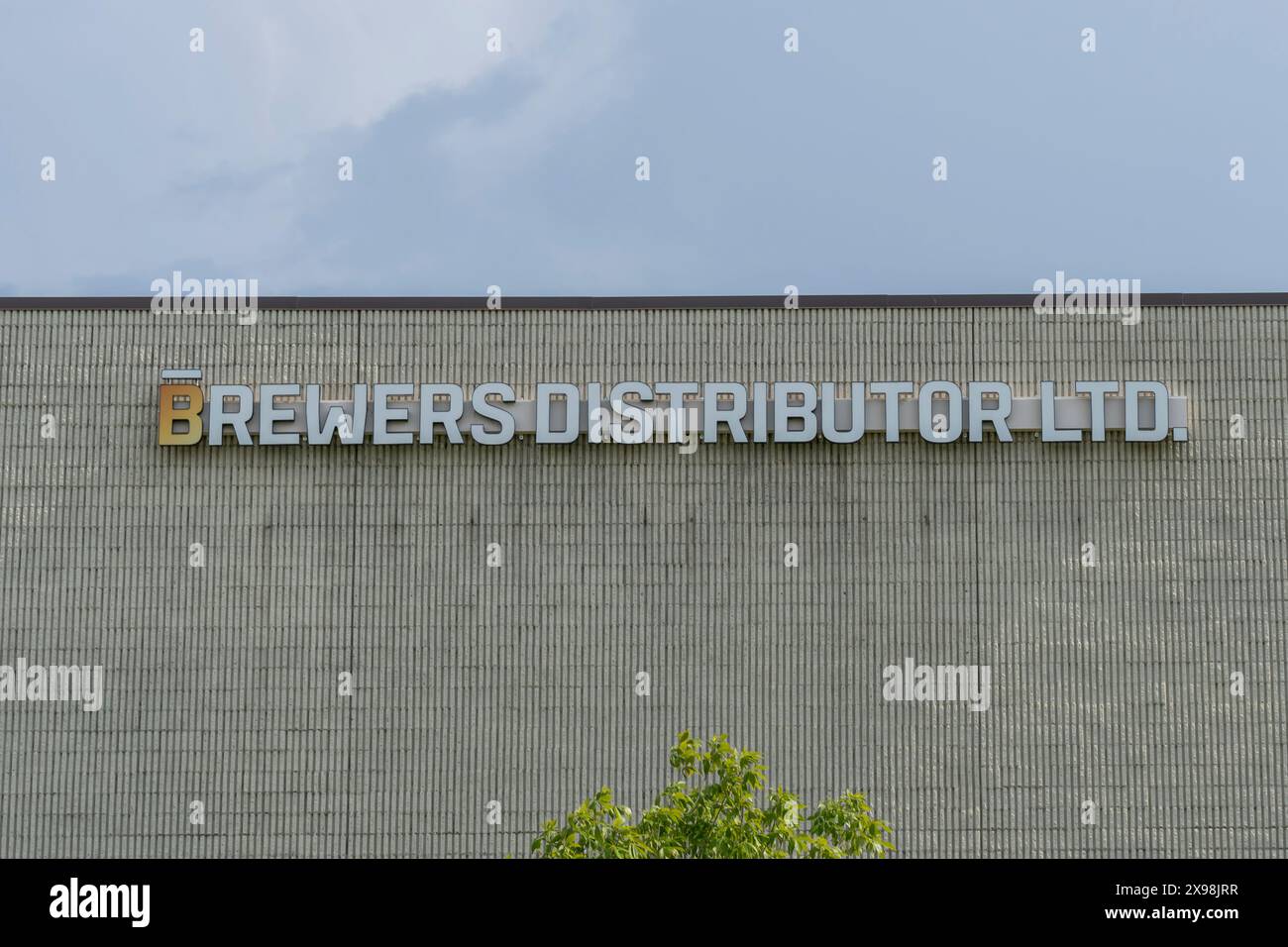 Brewers Distributor LTD-Logo auf dem Gebäude in einem ihrer Lagerhäuser in Winnipeg, MB, Kanada. Stockfoto