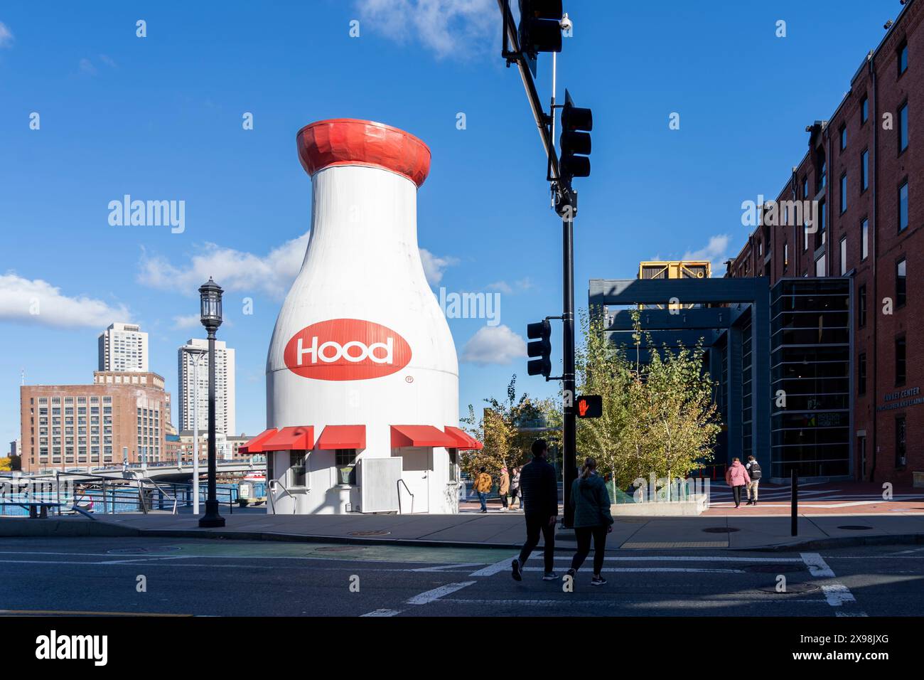 Hood Milk Bottle neben dem Boston Children’s Museum in Boston, MA, USA. Stockfoto