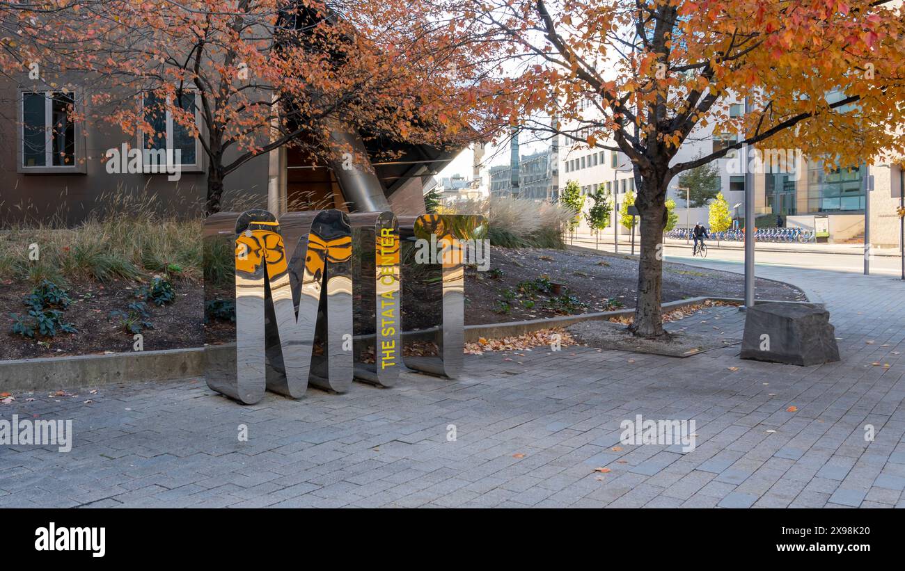 Schild mit (Massachusetts Institute of Technology) am 11. November 2023 vor dem Stata Center auf dem Campus in Cambridge, MA, USA. Stockfoto