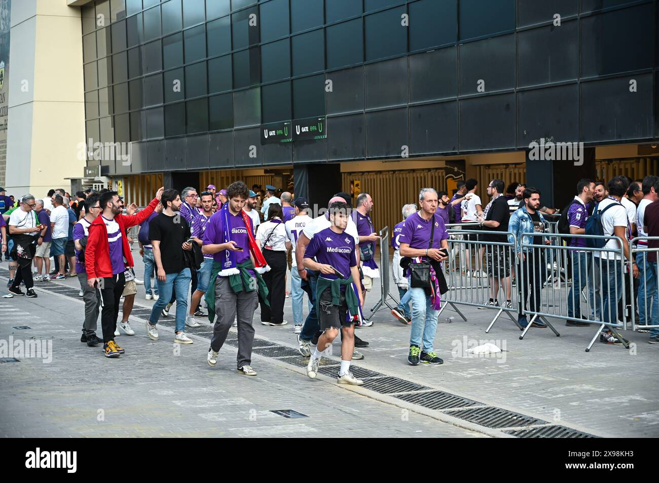 Athen, Athen, Griechenland. Mai 2024. Fans des AFC Fiorentina genießen die Atmosphäre in der Stadt vor der UEFA Europa Conference League, dem Spiel zwischen Olympiacos Piräus und ACF Fiorentina am 29. Mai 2024 in Athen, Griechenland. (Kreditbild: © Stefanos Kyriazis/ZUMA Press Wire) NUR REDAKTIONELLE VERWENDUNG! Nicht für kommerzielle ZWECKE! Stockfoto