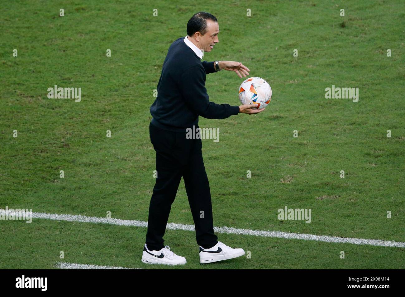 Rio de Janeiro, Brasilien. Mai 2024. Alianza Lima (PER) Trainer Alejandro Restrepo während des Spiels zwischen Fluminense und Alianza Lima (PER) für die vierte Runde der Gruppe A der Copa Libertadores 2024 im Maracana Stadium in Rio de Janeiro, Brasilien am 29. Mai. Foto: Nadine Freitas/DiaEsportivo/Alamy Live News Credit: DiaEsportivo/Alamy Live News Stockfoto