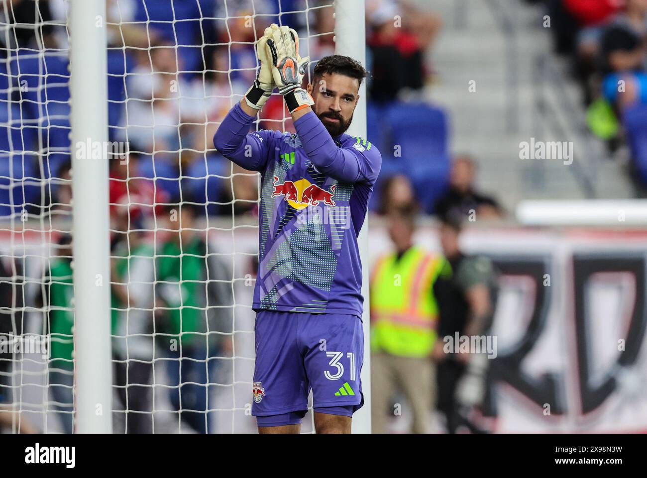 Harrison, NJ, USA. Mai 2024. Der New York Red Bulls Torhüter Carlos Miguel Coronel (31) würdigt das Publikum während des MLS-Spiels zwischen den New York Red Bulls und Charlotte FC in der Red Bull Arena in Harrison, NJ Mike Langish/CSM (Credit Image: © Mike Langish/Cal Sport Media) (Credit Image: © Mike Langish/Cal Sport Media). Quelle: csm/Alamy Live News Stockfoto