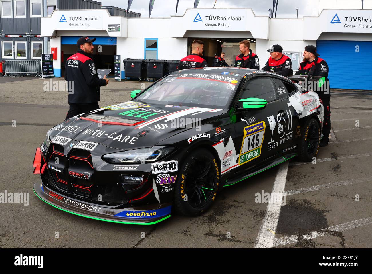 Fahrerlagerimpressionen am Mittwoch Timo Glock (Kreuzlingen/che) / Timo Scheider (Lochau/AUT) / Jeroen Bleekemolen (Aerdenhout/NLD) / Peter Cate Gloucesterhire/GBR), #145, BMW M4 GT4, Team: (), Motorsport, ADAC Ravenol 24H Rennen Nürnberg, Nürnberg, 30.05.2024 - 02.06.2024, Fahrerlagerimpressionen, Mittwoch, 29.05.2024 Foto: Eibner-Pressefoto/Jürgen Augst Stockfoto