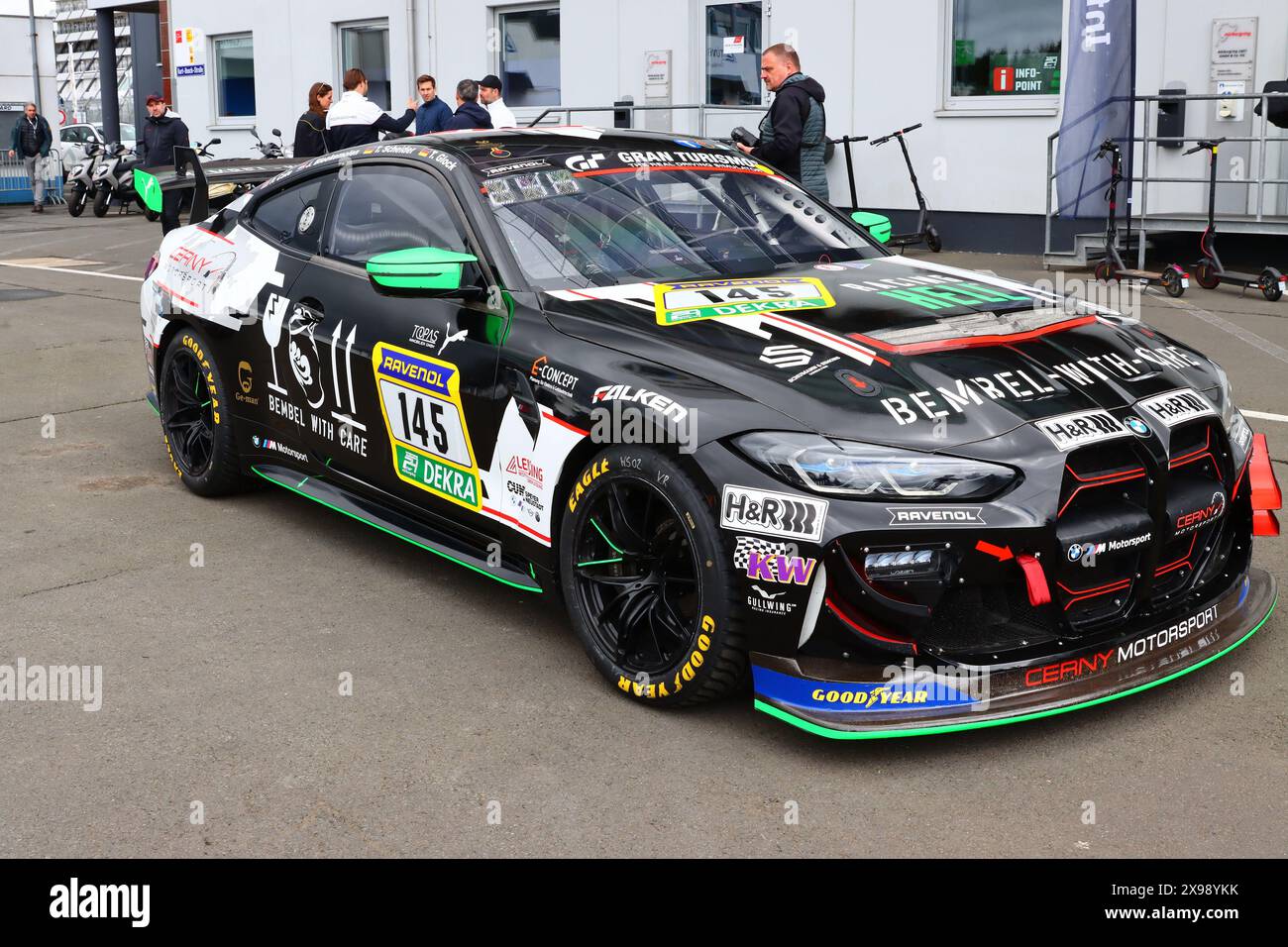 Fahrerlagerimpressionen am Mittwoch Timo Glock (Kreuzlingen/che) / Timo Scheider (Lochau/AUT) / Jeroen Bleekemolen (Aerdenhout/NLD) / Peter Cate Gloucesterhire/GBR), #145, BMW M4 GT4, Team: (), Motorsport, ADAC Ravenol 24H Rennen Nürnberg, Nürnberg, 30.05.2024 - 02.06.2024, Fahrerlagerimpressionen, Mittwoch, 29.05.2024 Foto: Eibner-Pressefoto/Jürgen Augst Stockfoto