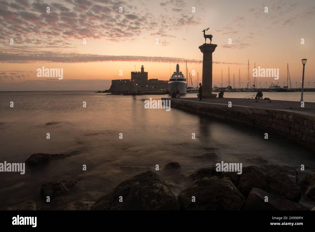 Hafen von Mandraki vor Sonnenaufgang Stockfoto